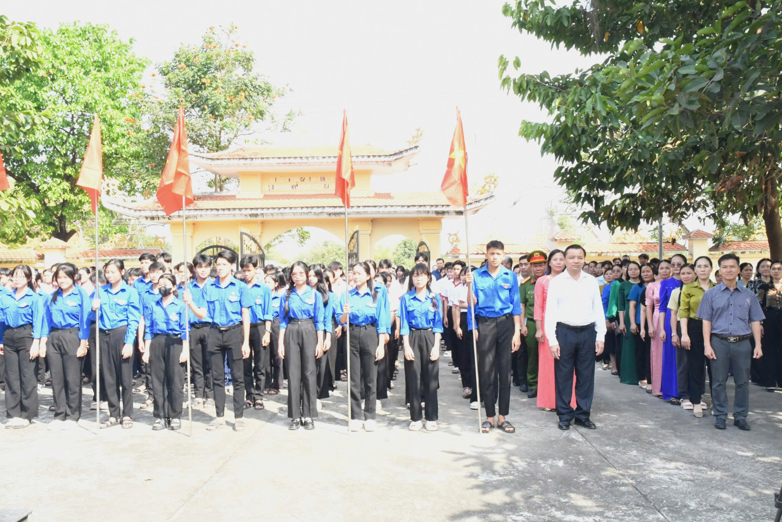 Ảnh 1: Quang cảnh buổi lễ dâng hương tại Nhà bia tưởng niệm các anh hùng liệt sĩ đã hy sinh trong thời kỳ kháng chiến chống thực dân pháp tại Kênh 5