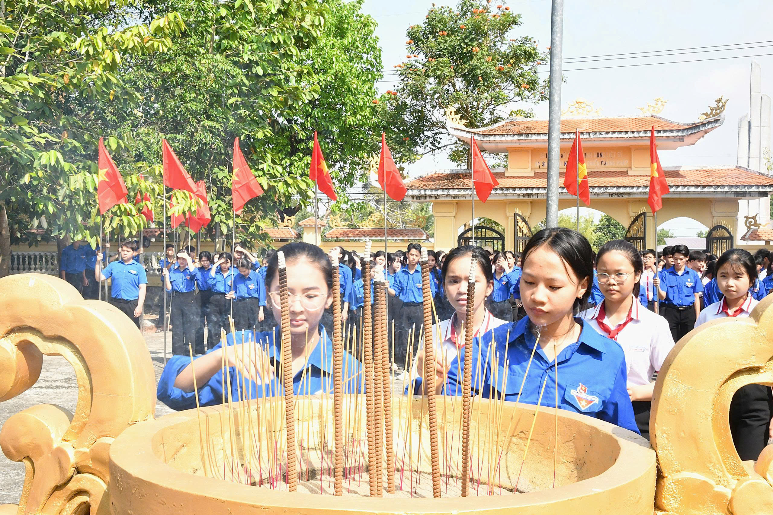 Ảnh 3: Học sinh trường Trung học cơ sở và Trung học phổ thông Nam Thái Sơn dâng hương tại nhà bia tưởng niệm