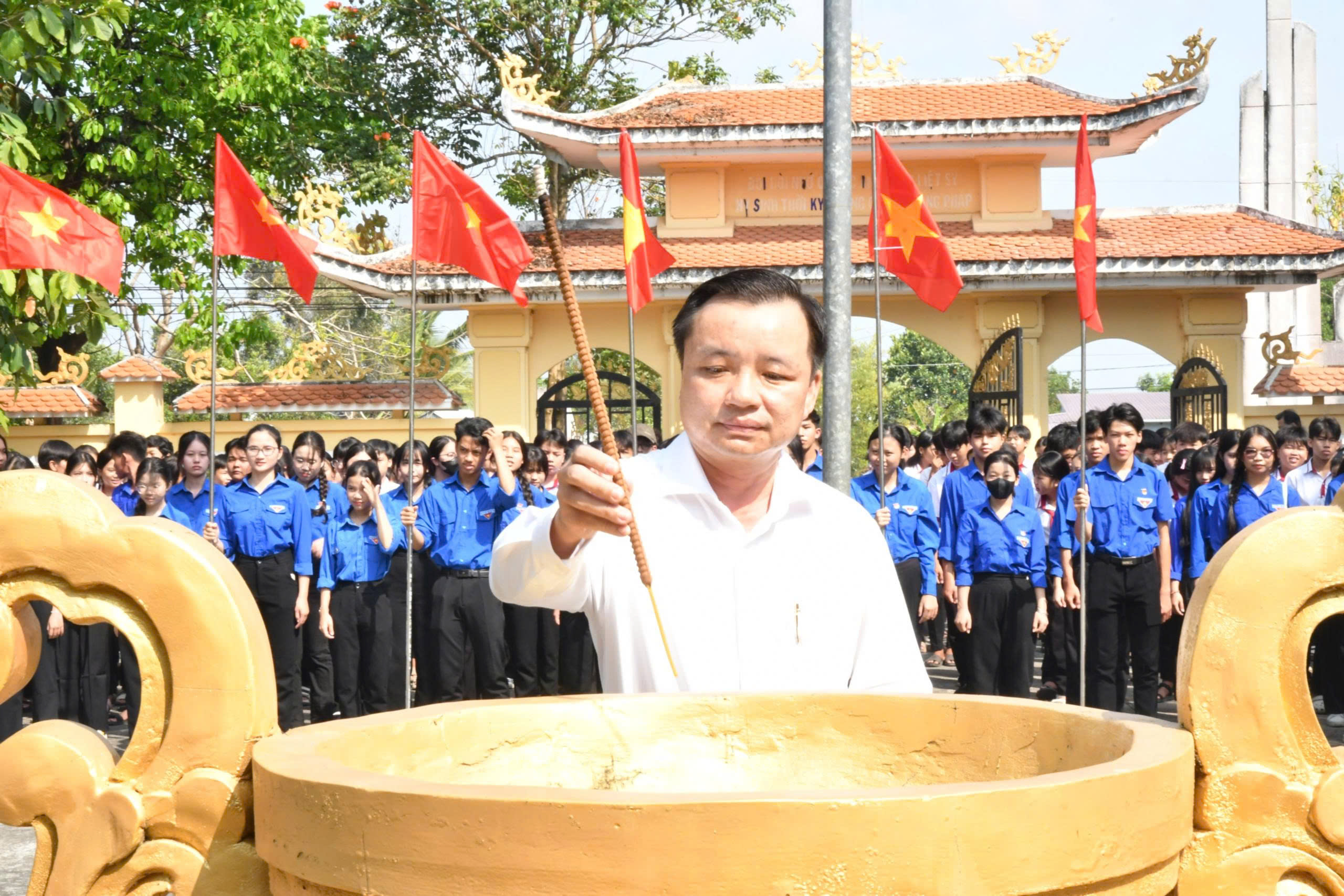 Ảnh 2: Đồng chí Dương Minh Tâm – Bí thư Đảng uỷ xã Hòn Đất dâng hương tại nhà bia tưởng niệm