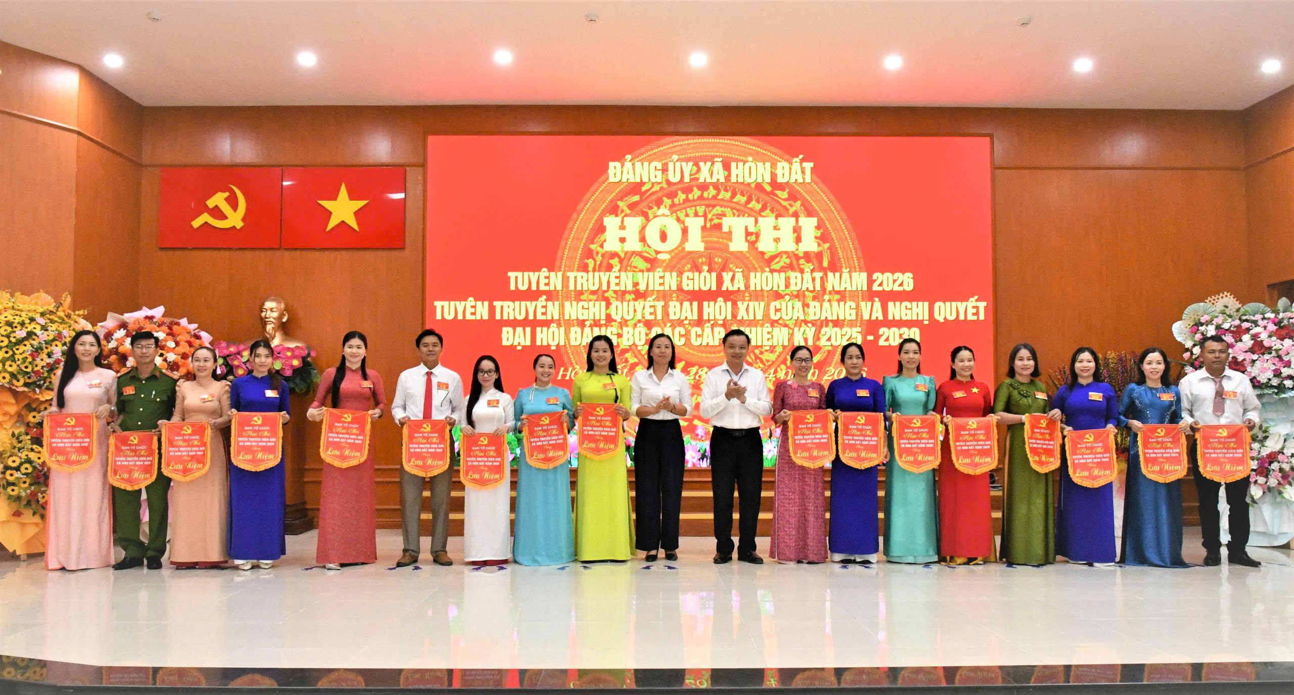 Ảnh 7: Ban tổ chức trao cờ lưu niệm cho các thí sinh tham gia hội thi