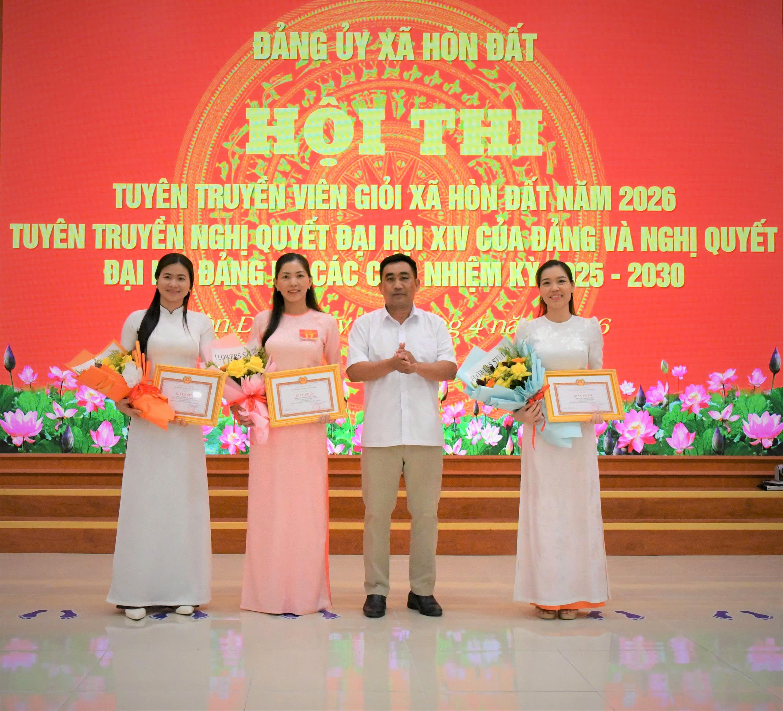 Ảnh 6: Đồng chí Võ Minh Thêm – Trưởng Ban xây dựng Đảng trao giải khuyến khích cho các thí sinh