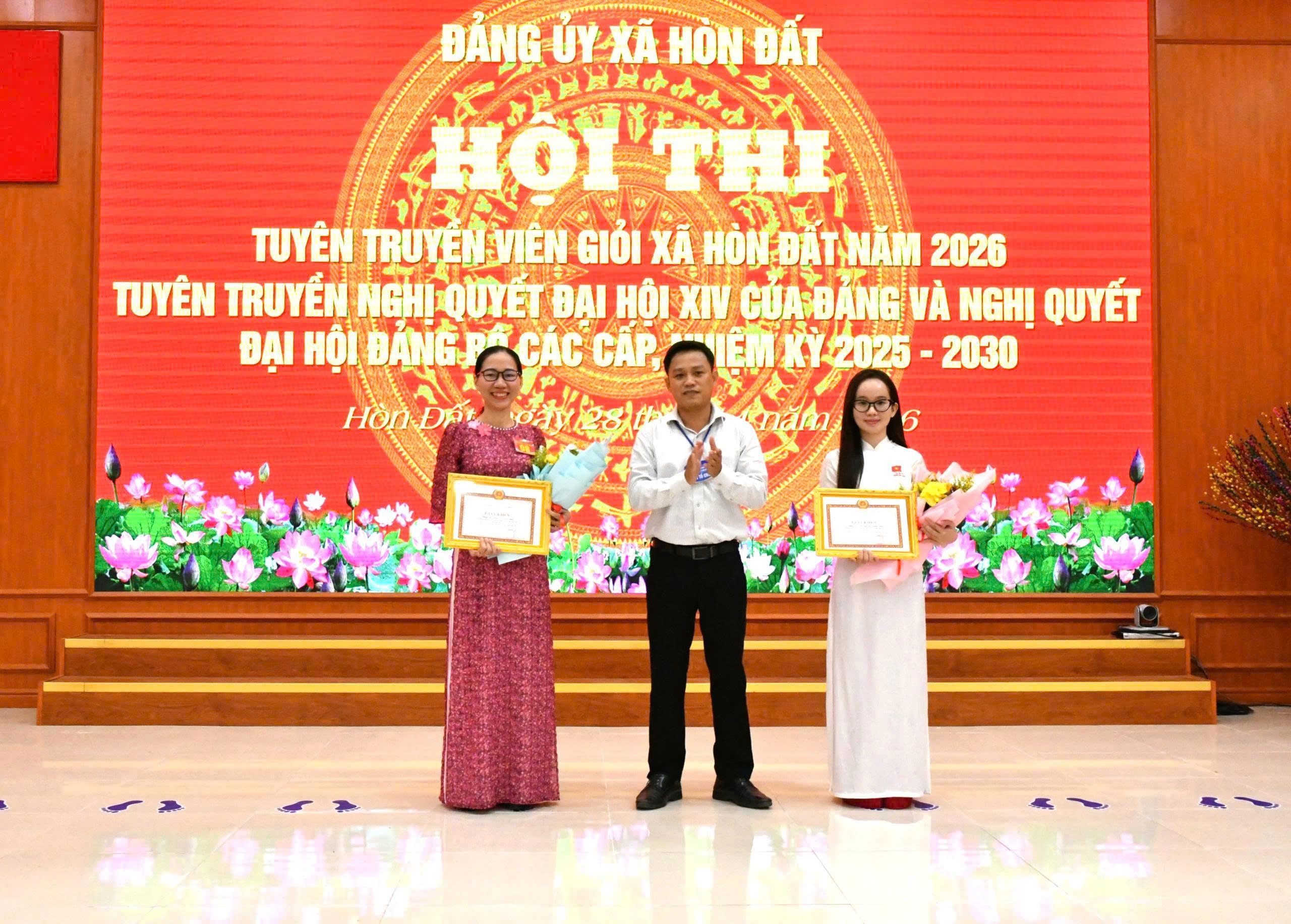 Ảnh 4: Đồng chí Vũ Hoài Thanh – Chủ nhiệm Uỷ ban Kiểm tra Đảng ủy trao giải nhì cho các thí sinh.