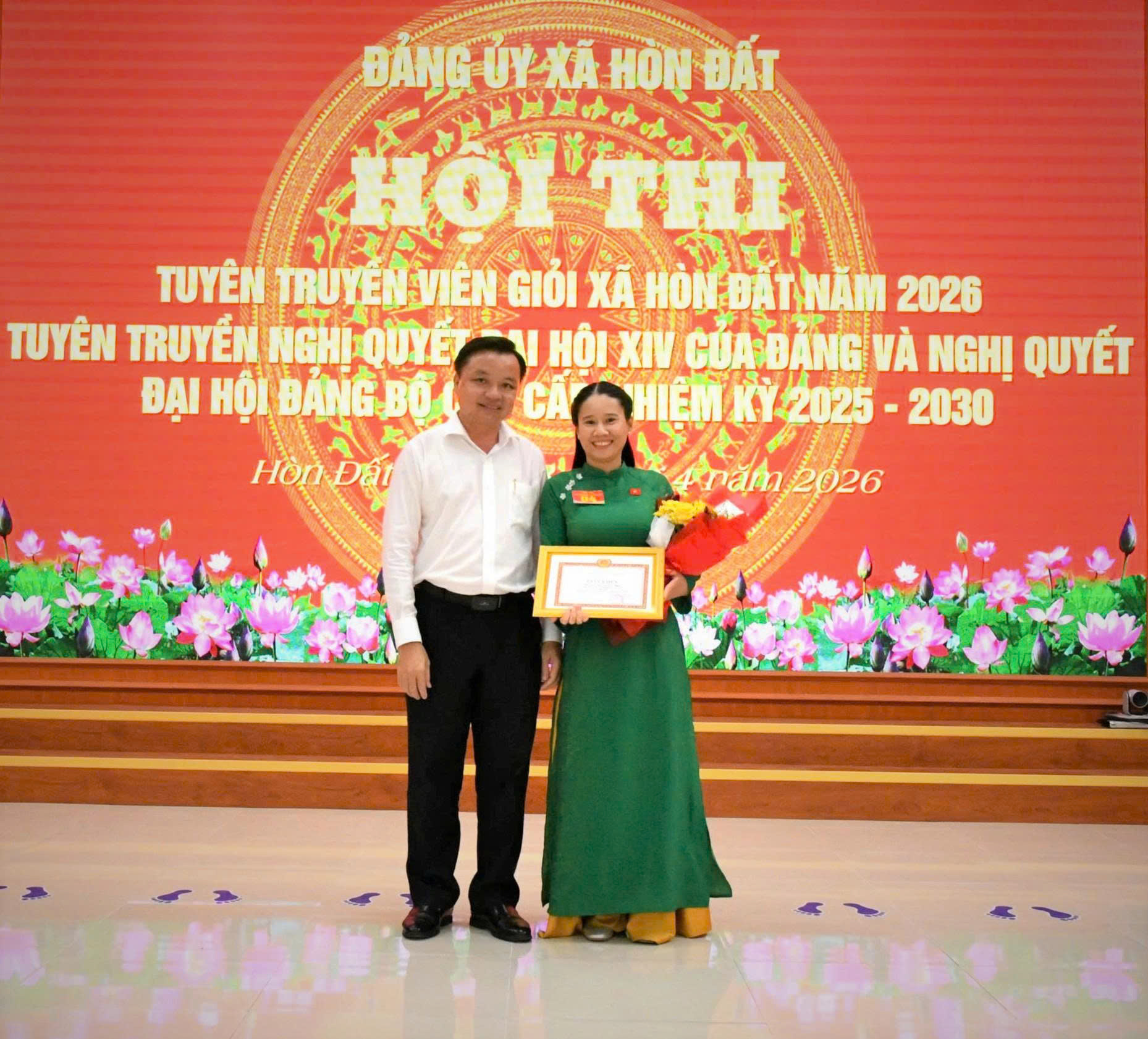 Ảnh 2: Thí sinh Ngô Thị Thuý Hiền, chi bộ Trường trung học cơ sở Lình Huỳnh đang thi thuyết trình