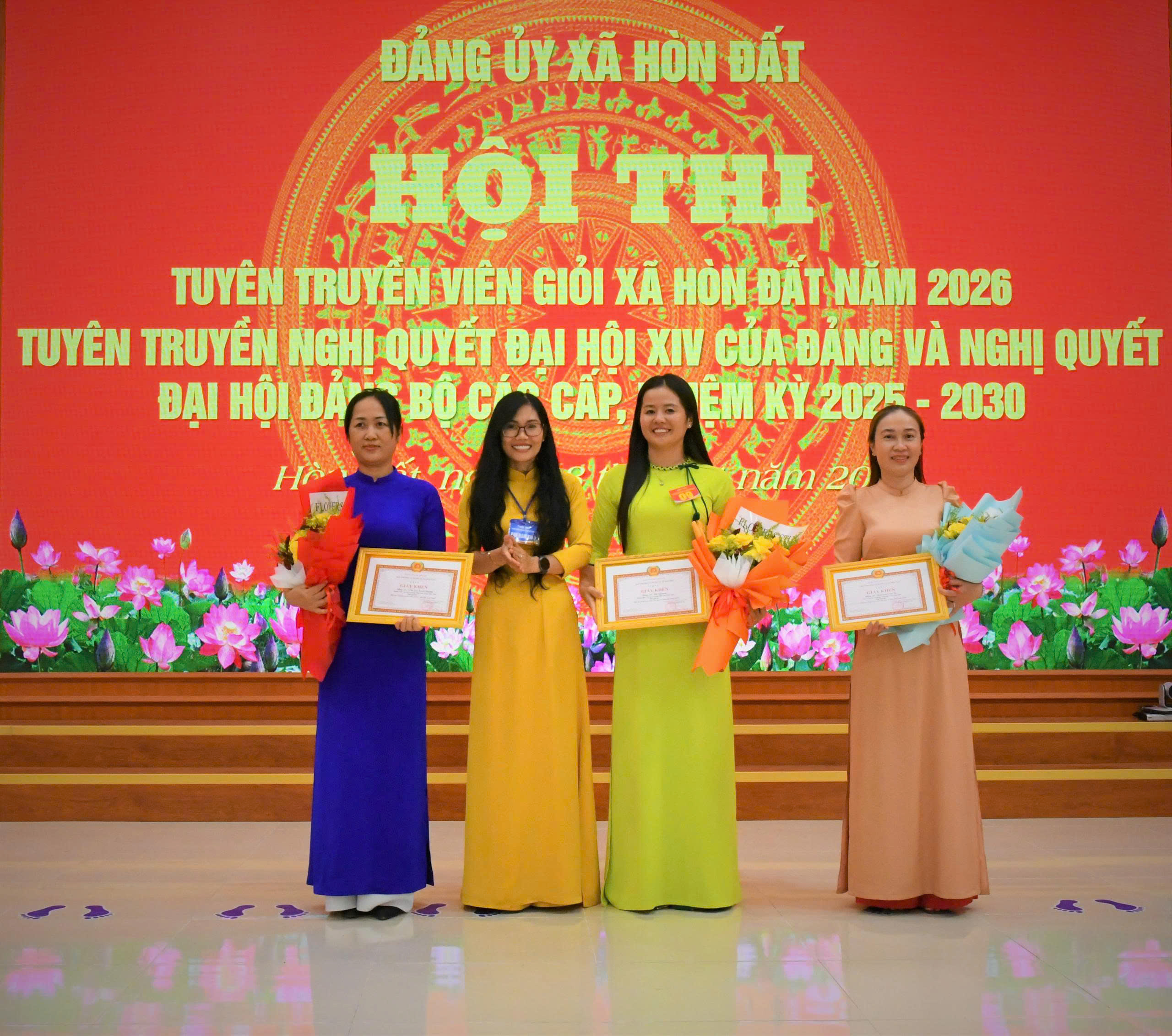 Ảnh 5: Đồng chí Trần Thị Ngọc Trầm – Giám đốc Trung tâm  chính trị xã trao giải ba cho các thí sinh