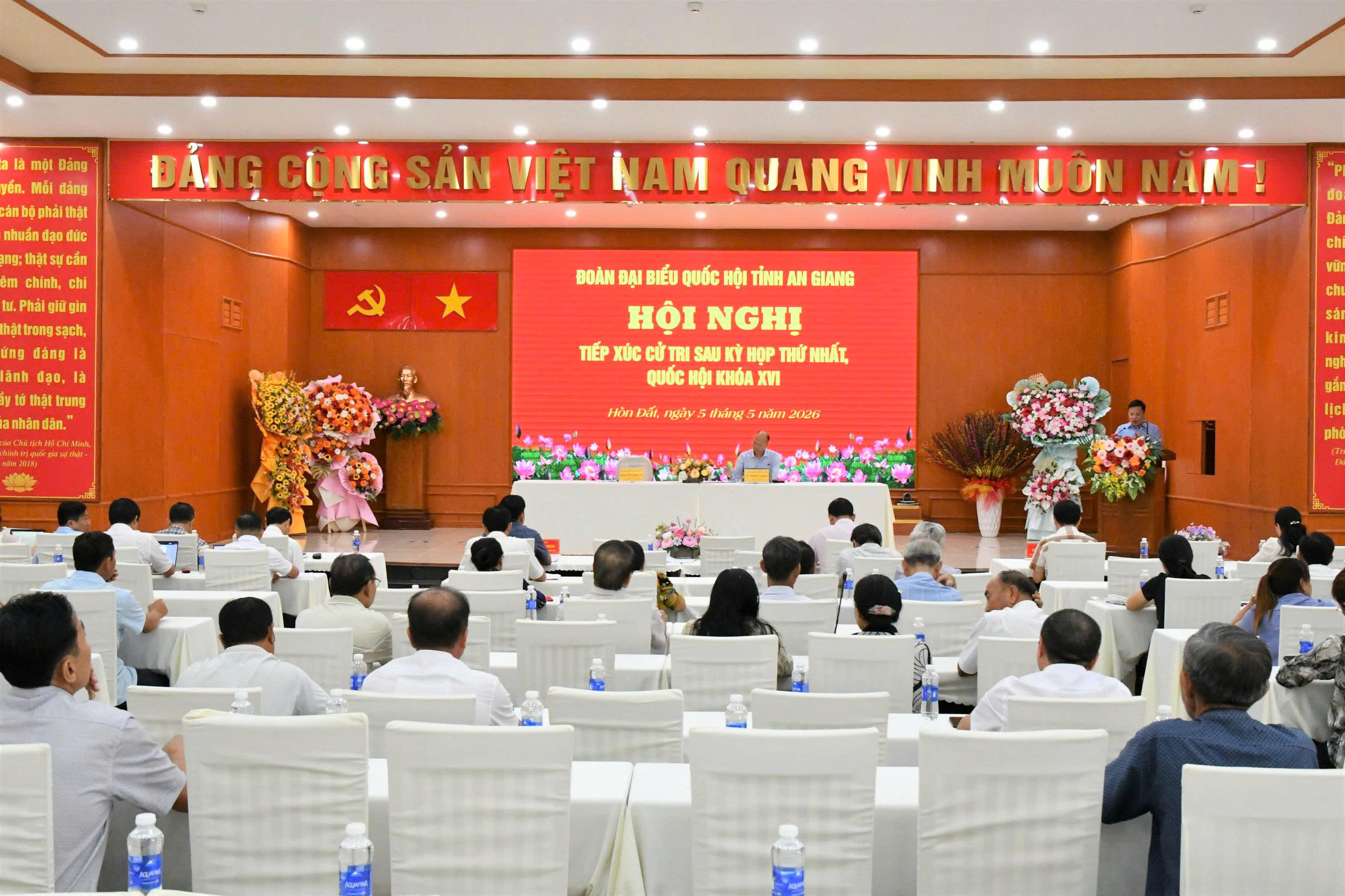 Ảnh 1: Quang cảnh hội nghị tiếp xúc xử tri