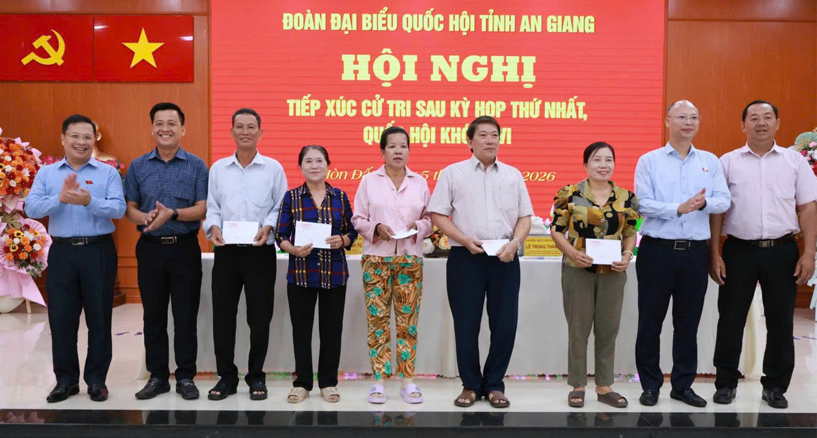 Ảnh 4: Các đại biểu Quốc hội cùng Thường trực Đảng ủy, UBND xã Hòn Đất trao tặng quà cho gia đình chính sách, hộ nghèo trên địa bàn xã.
