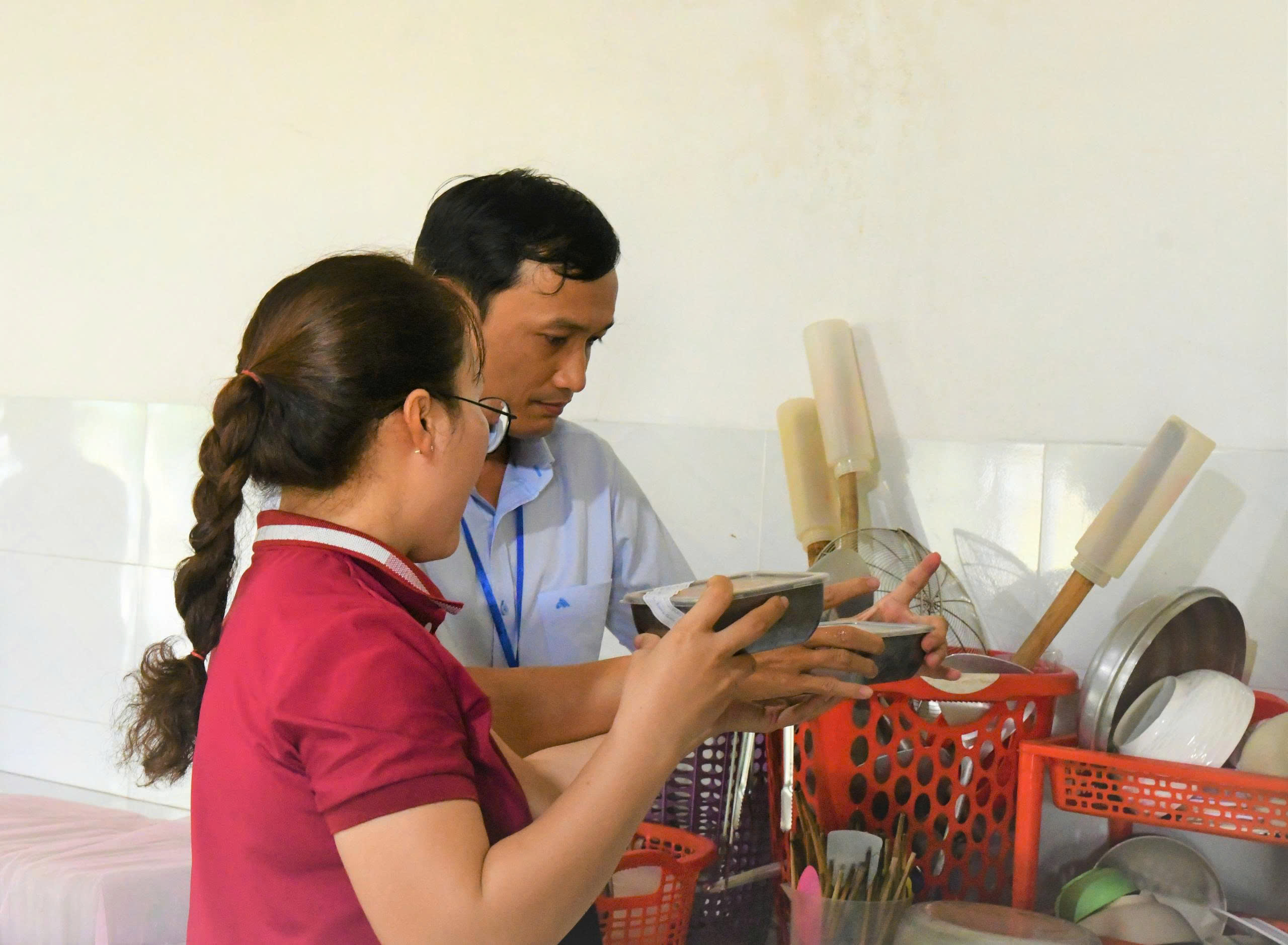 Ảnh 1: Đoàn kiểm tra ATTP tại bếp ăn bán trú Trường tiểu học TTHĐ 1.