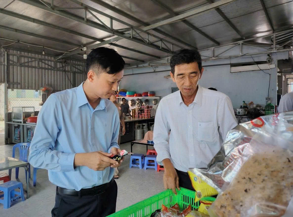 Ảnh 3: Đoàn kiểm tra ATTP kiểm tra thời hạn sử dụng sản phẩm tại căn tin Trường Trung học cơ sở thị trấn