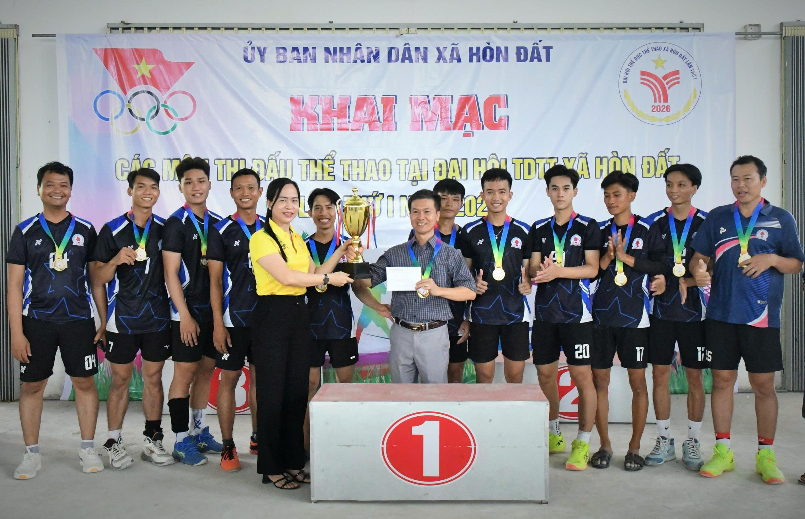 Ảnh 2: Ban tổ chức Đại hội TDTT xã Hòn Đất trao huy chương vàng và cúp cho Cụm số 4 Khối các trường THPT