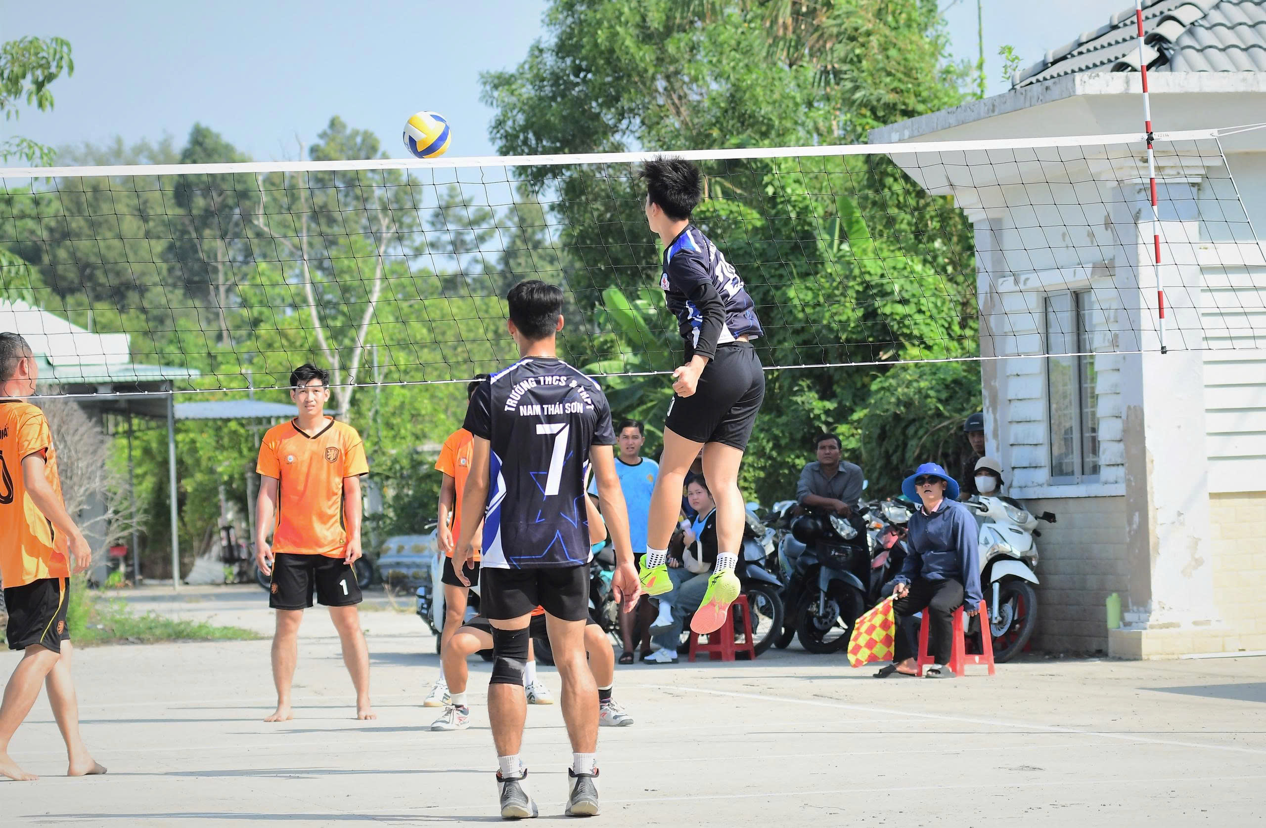 Ảnh 1: Các vận động viên tranh tài tại trận chung kết
