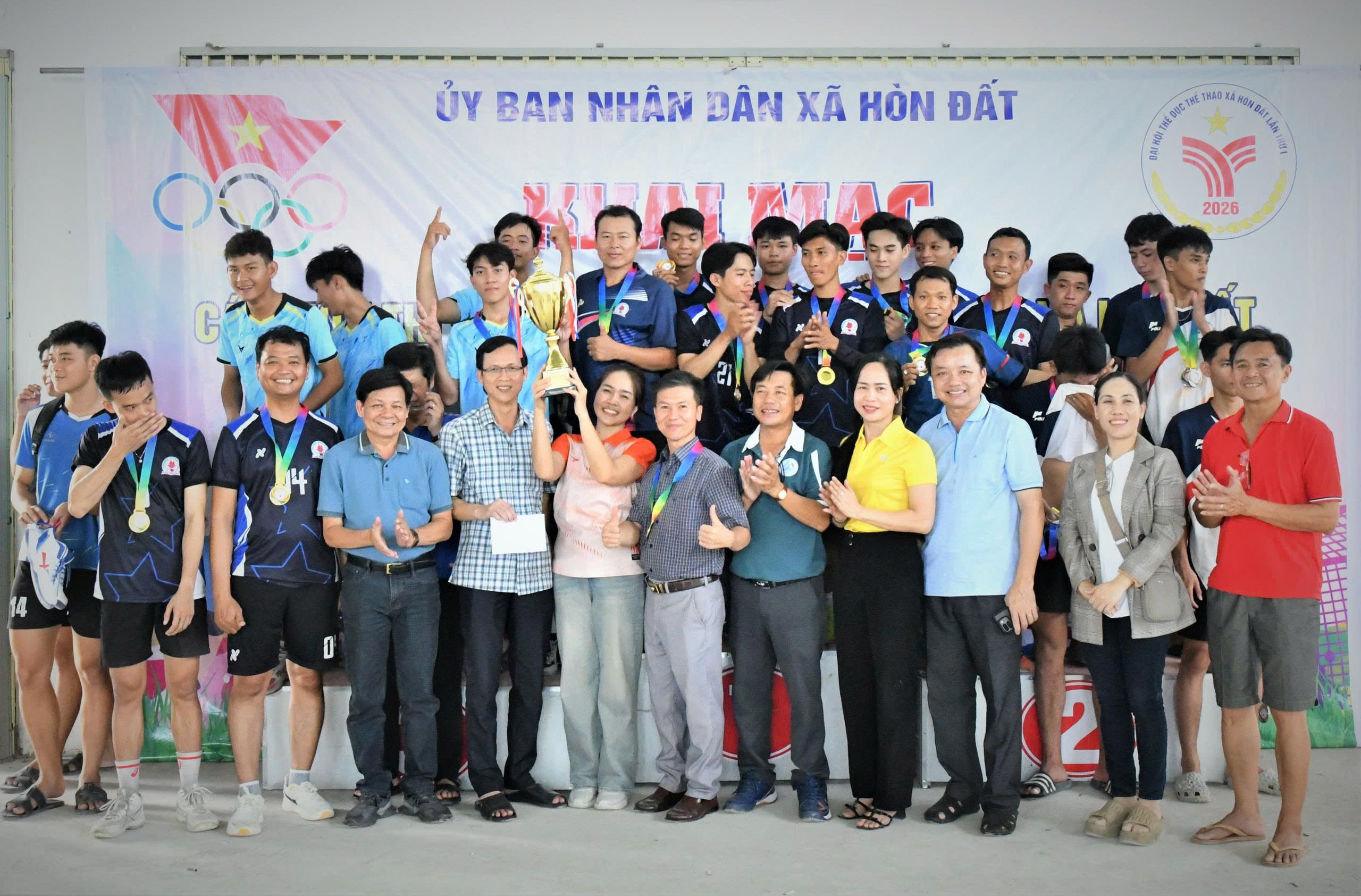 Ảnh 3: Lãnh đạo xã Hòn Đất chụp ảnh lưu niệm cùng các vận động viên tham gia môn bóng chuyền nam 