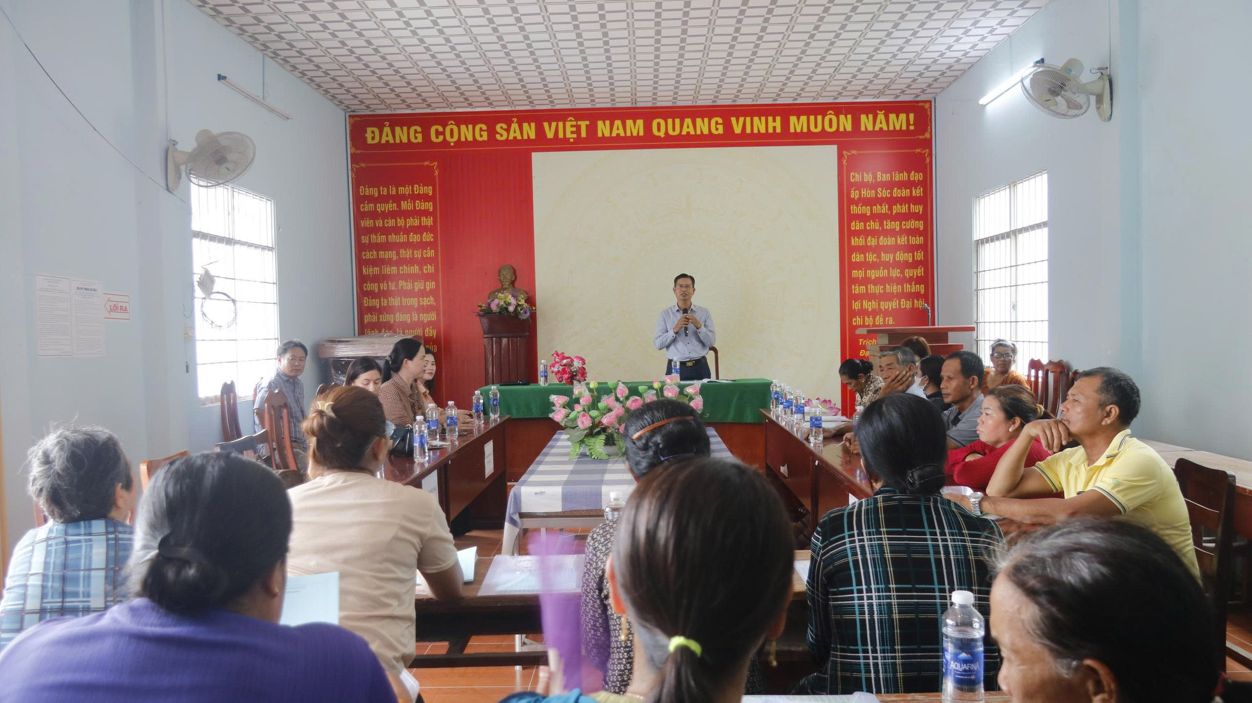 Ảnh 1: Quang cảnh buổi tuyên truyền