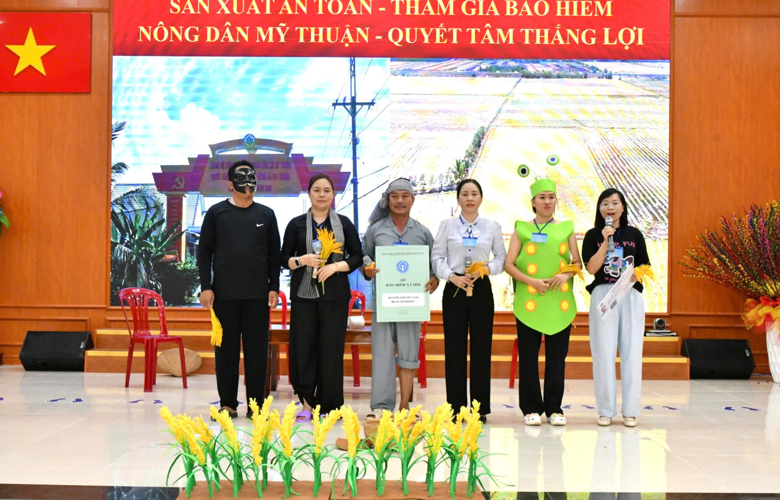Ảnh 1: Đơn vị xã Mỹ Thuận tham gia phần thi chào hỏi