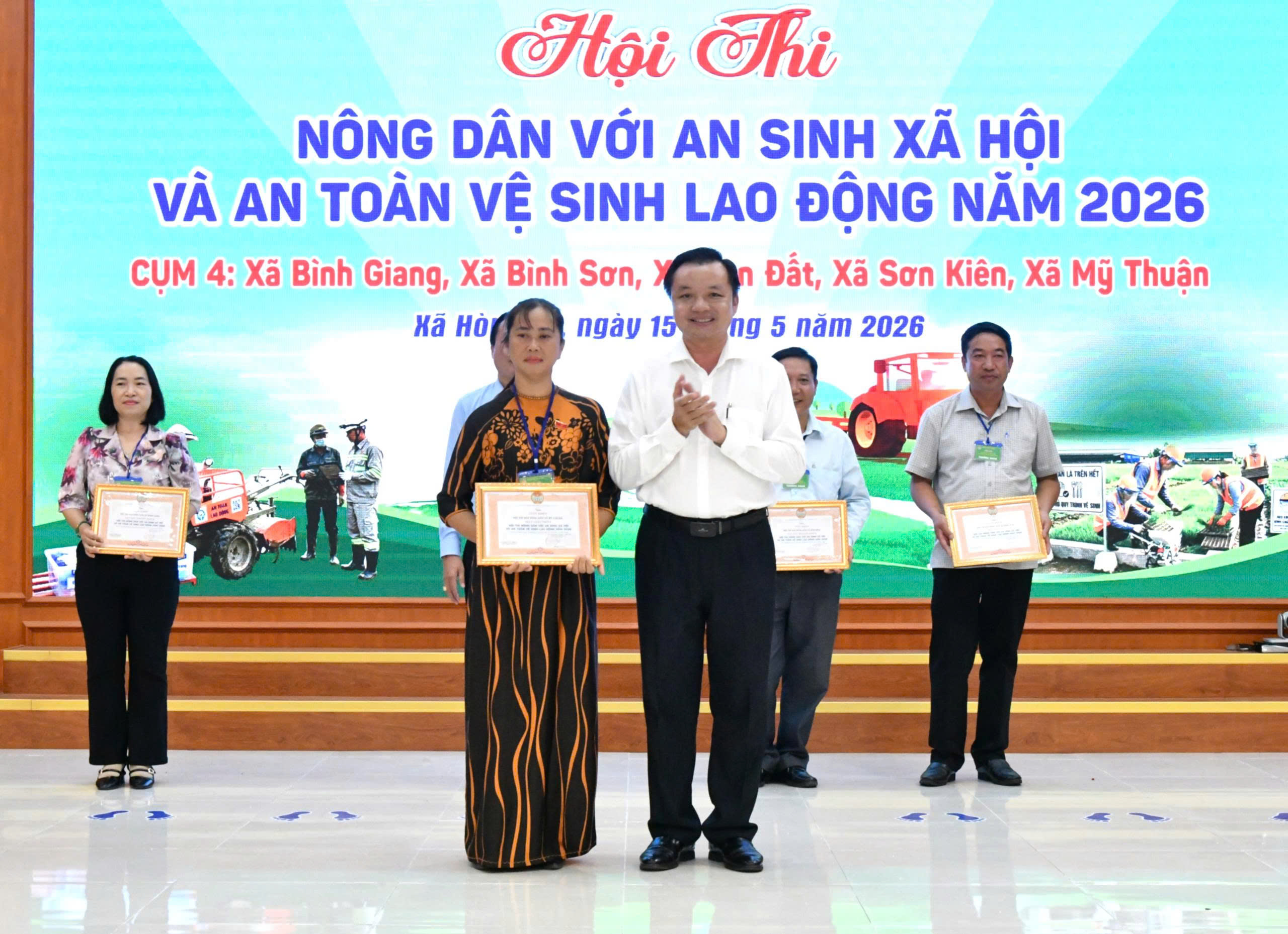 Ảnh 3: Đồng chí Dương Minh Tâm – Bí thư Đảng uỷ xã Hòn Đất trao giải nhất cho đơn vị xã Mỹ Thuận