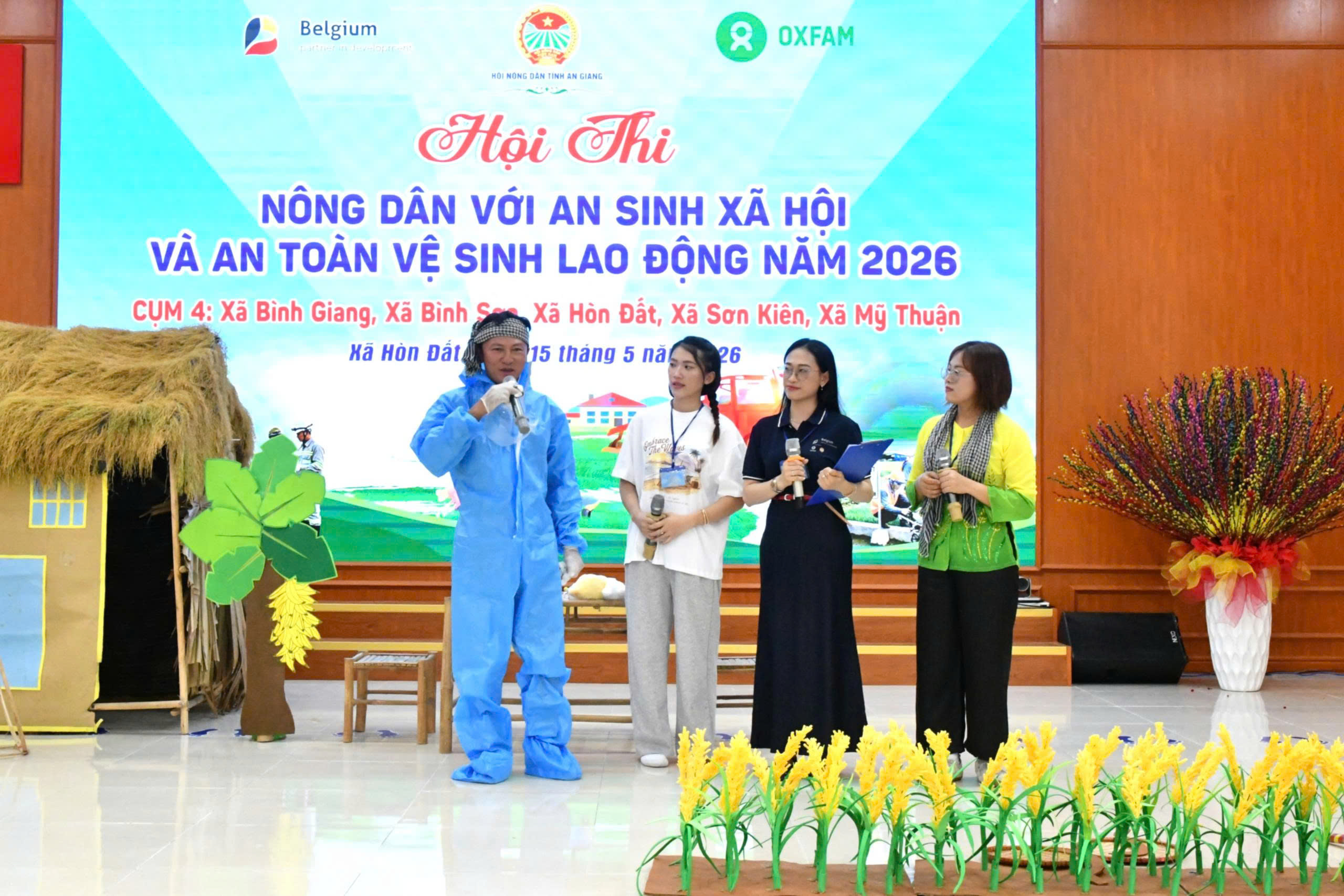 Ảnh 2: Đơn vị xã Bình Sơn tham gia phần thi tiểu phẩm