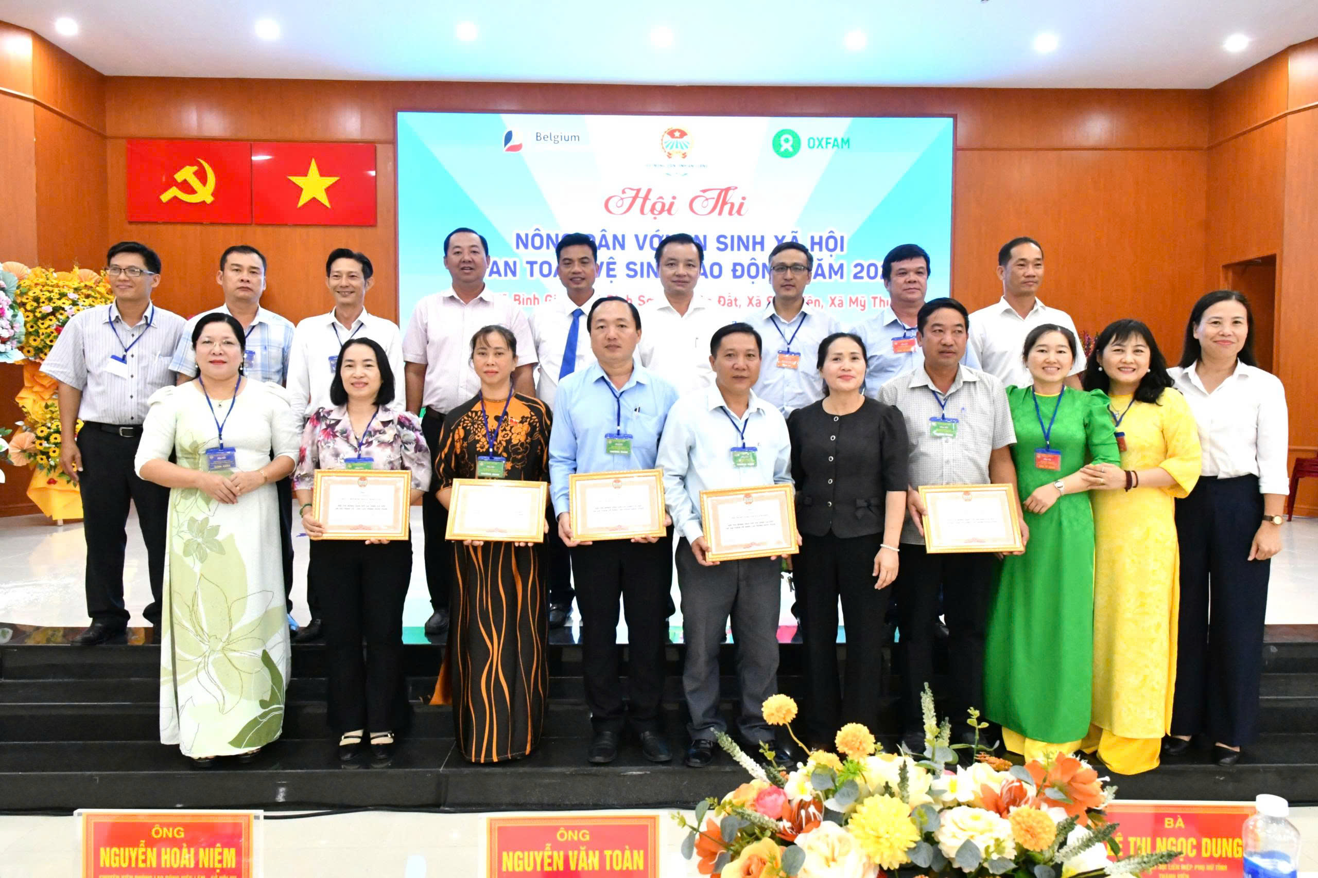 Ảnh 4: Lãnh đạo các địa phương chụp ảnh lưu niệm cùng các đơn vị dự thi