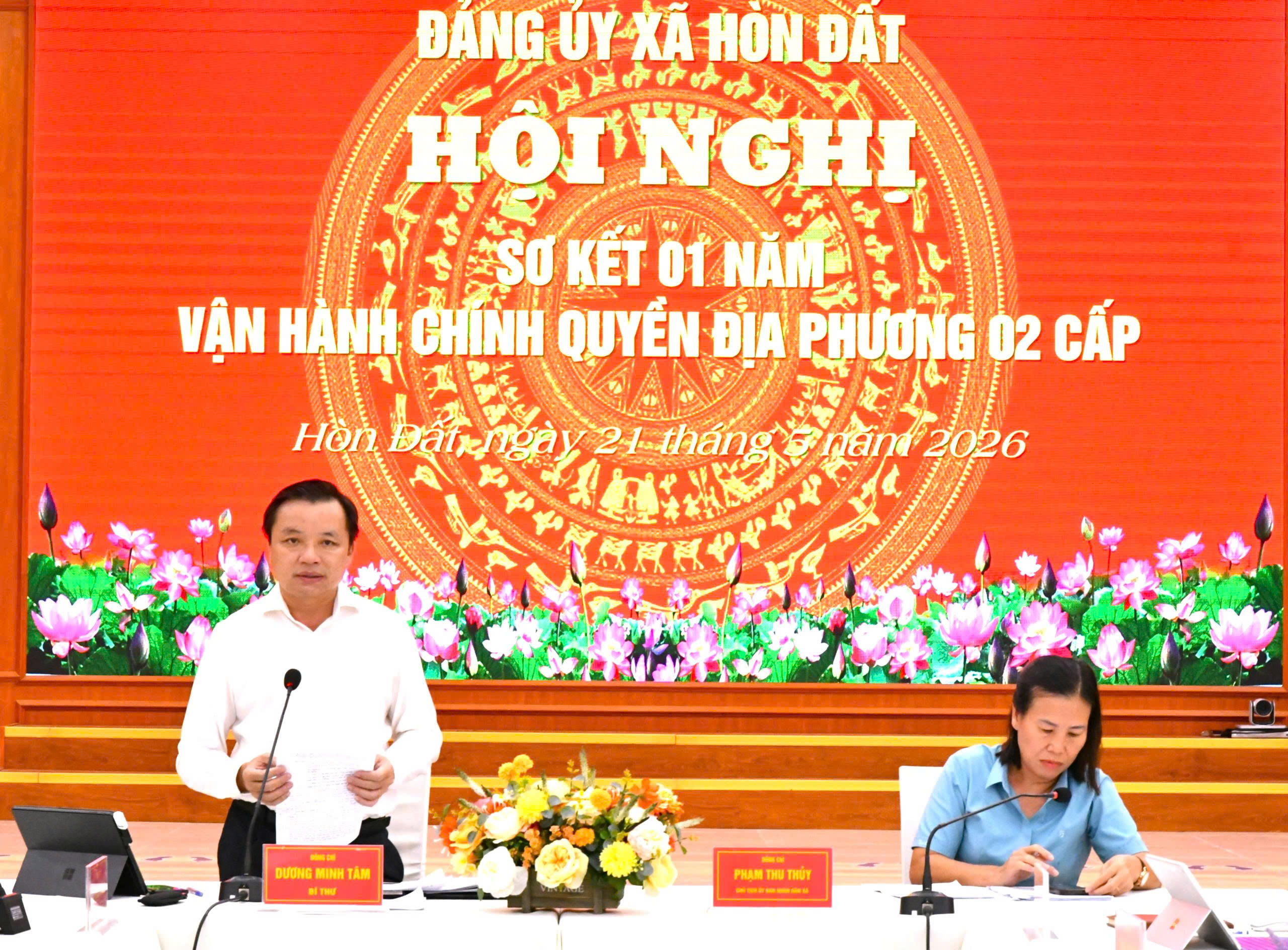 Ảnh 1: Bí thư Đảng uỷ xã Hòn Đất Dương Minh Tâm phát biểu chỉ đạo tại hội nghị