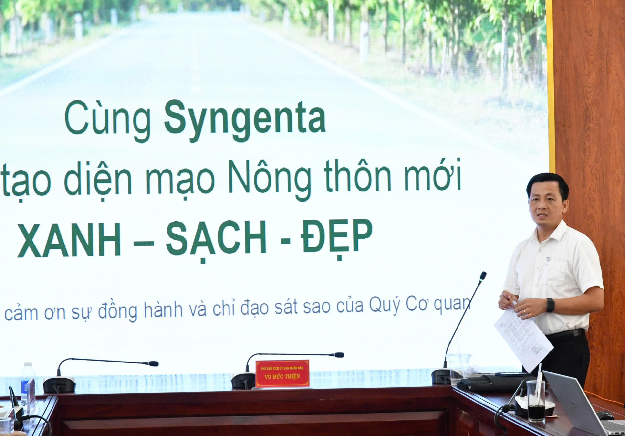 Ảnh 2: đồng chí Vũ Đức Thiện – Phó Chủ tịch UBND xã Hòn Đất phát biểu tại hội nghị