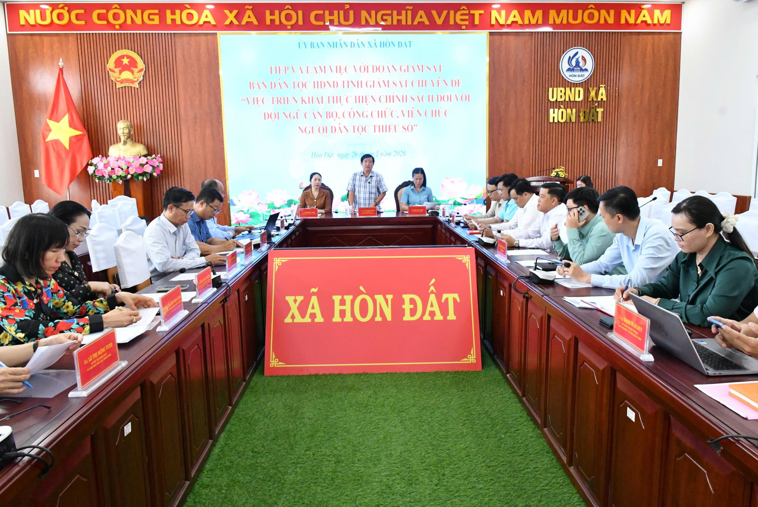 Ảnh 1: Quan cảnh buổi làm việc