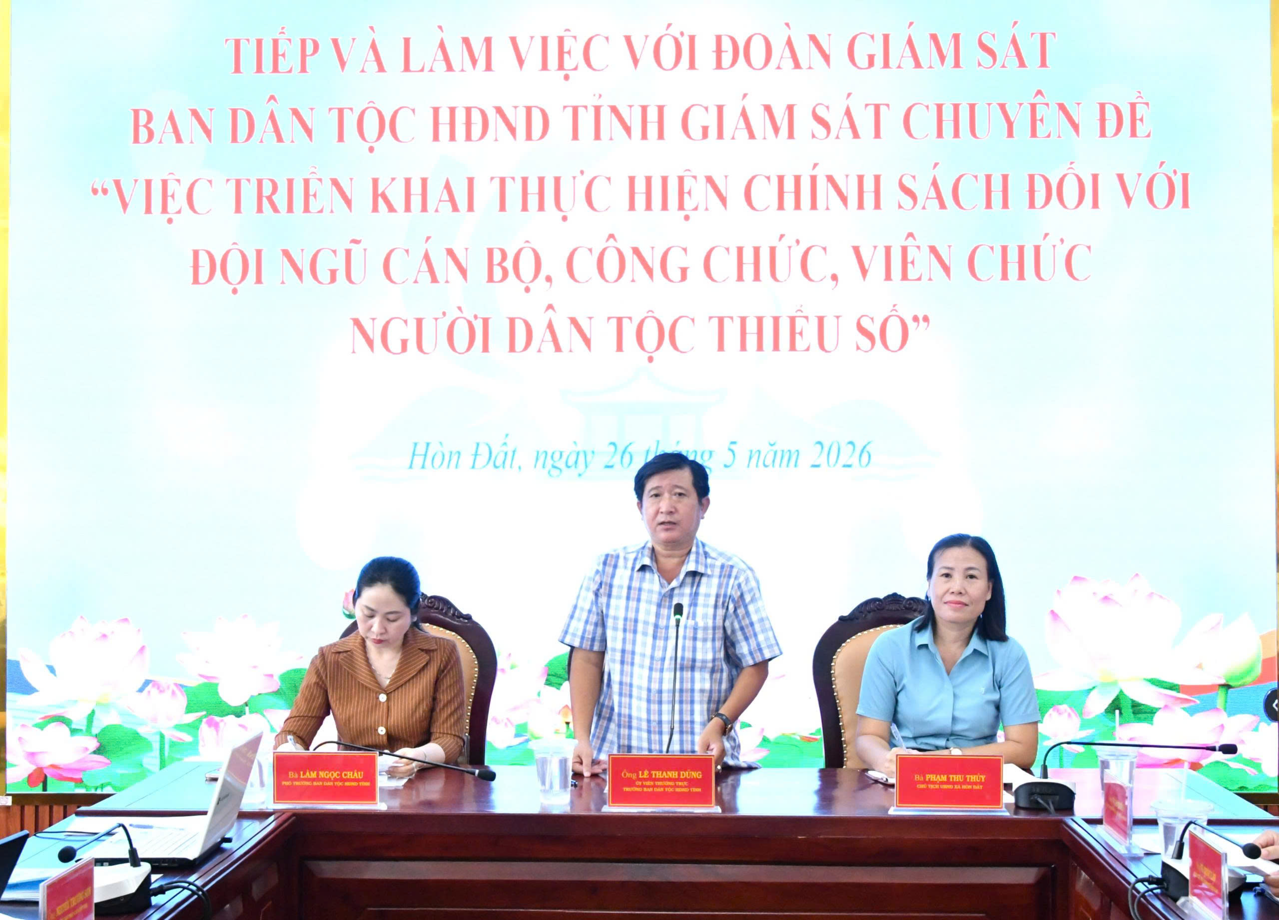 Ảnh 2: Ủy viên Thường trực, Trưởng ban Dân tộc HĐND tỉnh An Giang Lê Thanh Dũng phát biểu kết luận hội nghị