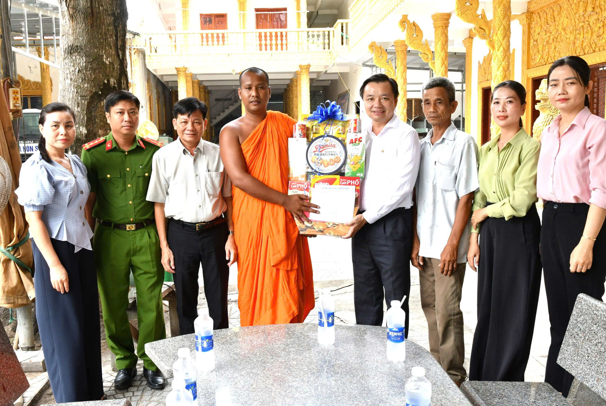 Ảnh 1: Bí thư đảng uỷ xã Hòn Đất cùng đoàn công tác thăm, chúc mừng và trao tặng quà tại chùa Hòn Sóc, ấp Hòn Sóc