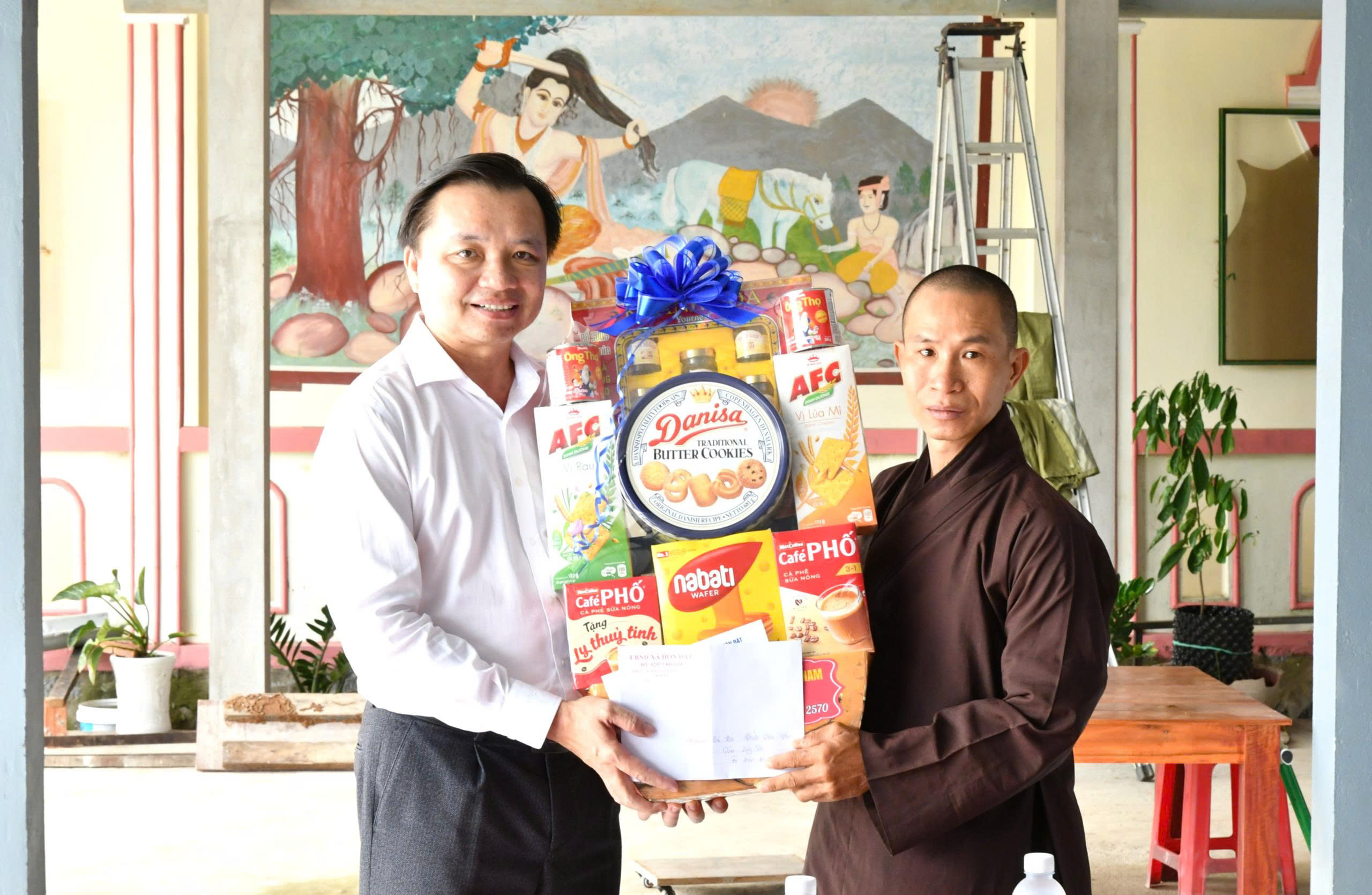 Ảnh 2: Bí thư đảng uỷ xã Hòn Đất thăm, chúc mừng và trao tặng quà tại chùa Long Sơn, ấp Hòn Đất.