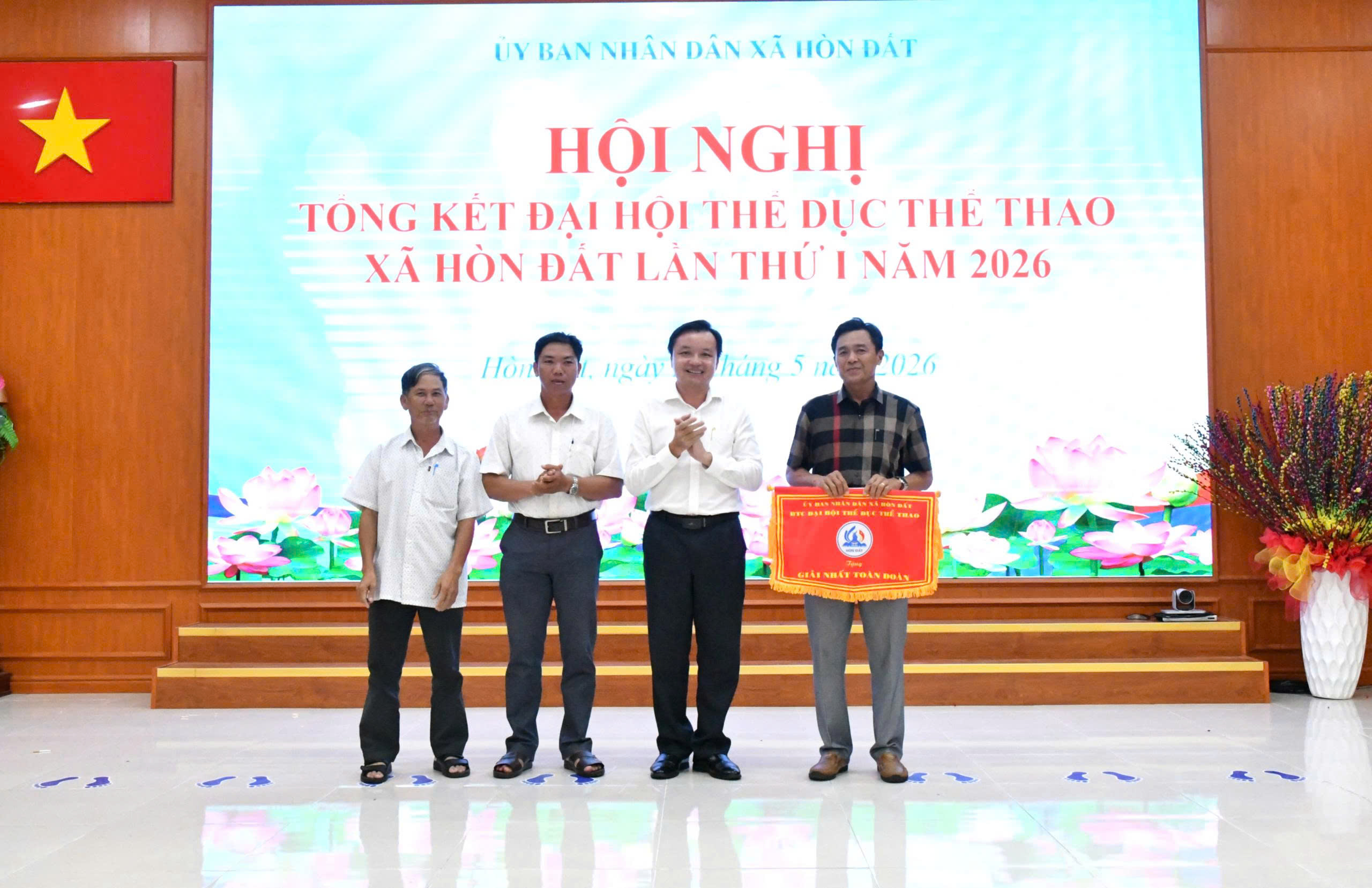 Ảnh 1: Đồng chí Dương Minh Tâm – Bí thư Đảng ủy xã Hòn Đất trao gaii3 nhất toàn đoàn cho Chụm số VIII