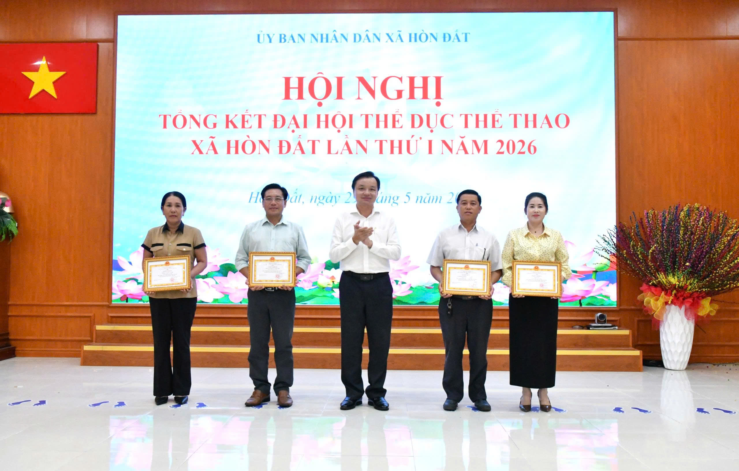 Ảnh 4: Đồng chí Dương Minh Tâm – Bí thư Đảng ủy xã Hòn Đất trao giấy khen cho các tập thể thành tích tốt trong công tác chỉ đạo, tổ chức triển khai thực hiện và tham gia Đại hội TDTT xã Hòn Đất lần thứ I