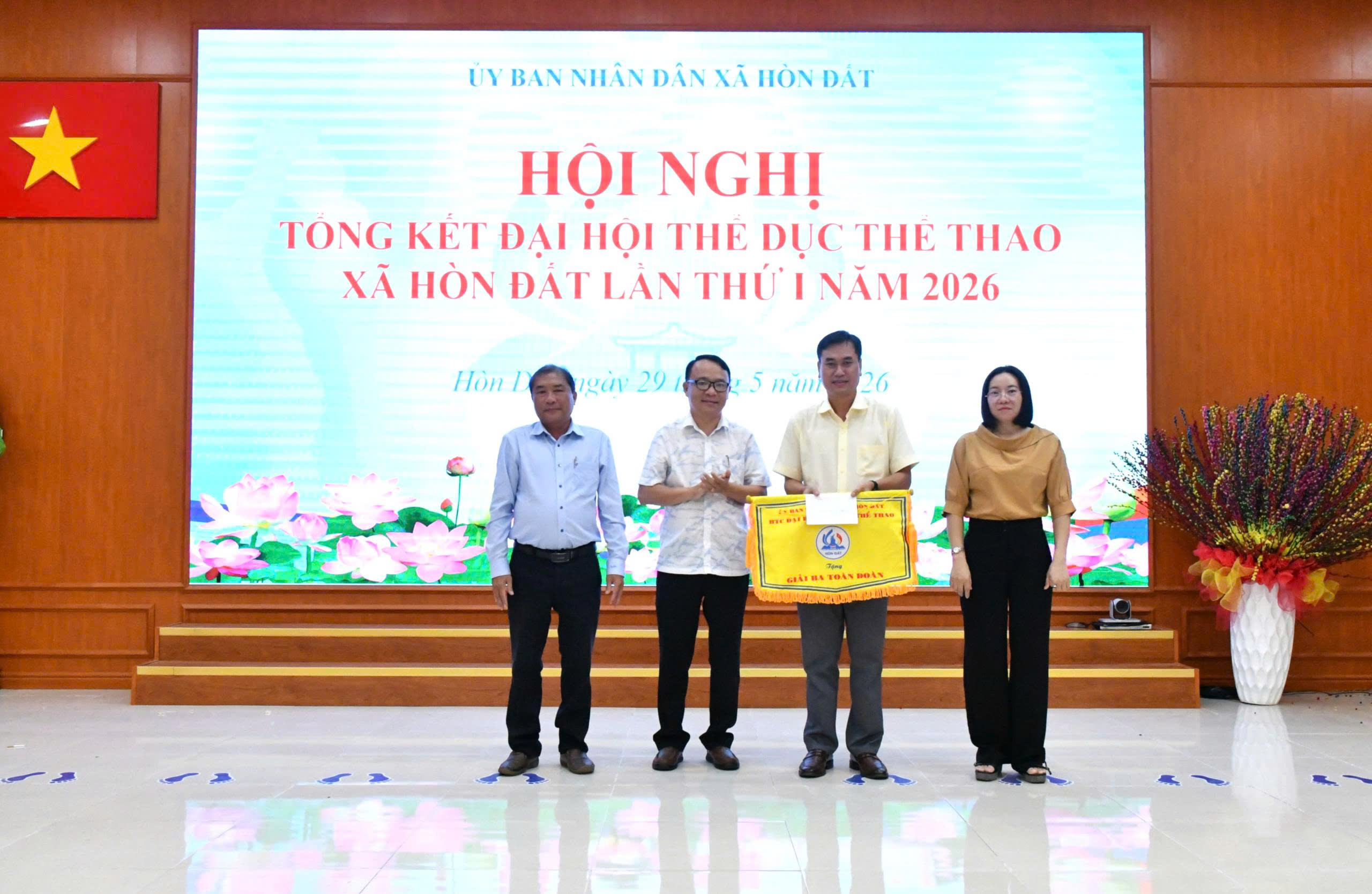 Ảnh 2: Đồng chí Vũ Quốc Lập Phó Chủ tịch HĐND xã trao giải nhì toàn đoàn cho cụm số X