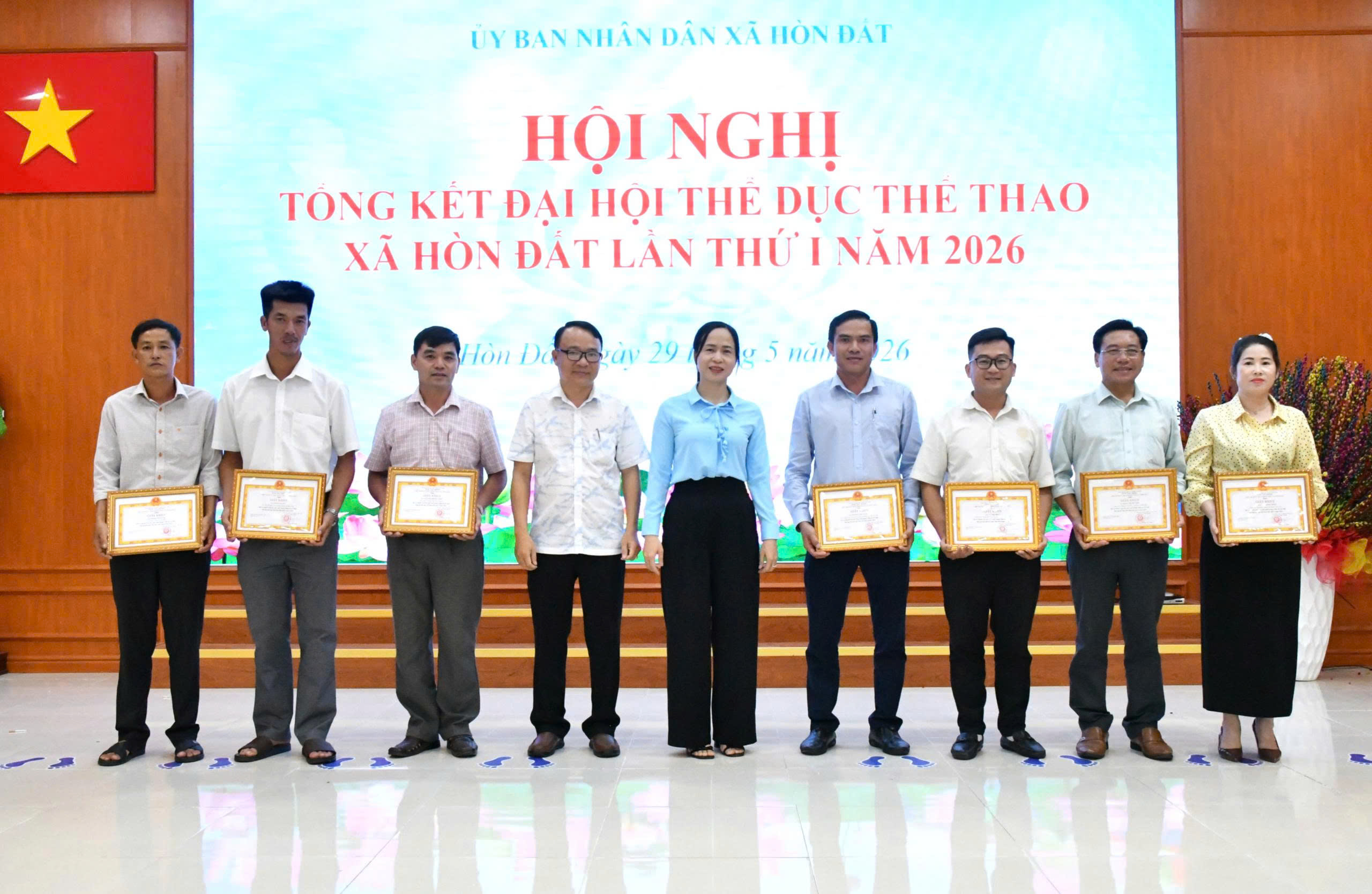Ảnh 3: Đồng chí Đào Thị Thu Huyền – Phó Chủ tịch UBND xã trao giấy khen cho các cá nhân thành tích tốt trong công tác chỉ đạo, tổ chức triển khai thực hiện và tham gia Đại hội TDTT xã Hòn Đất lần thứ I.