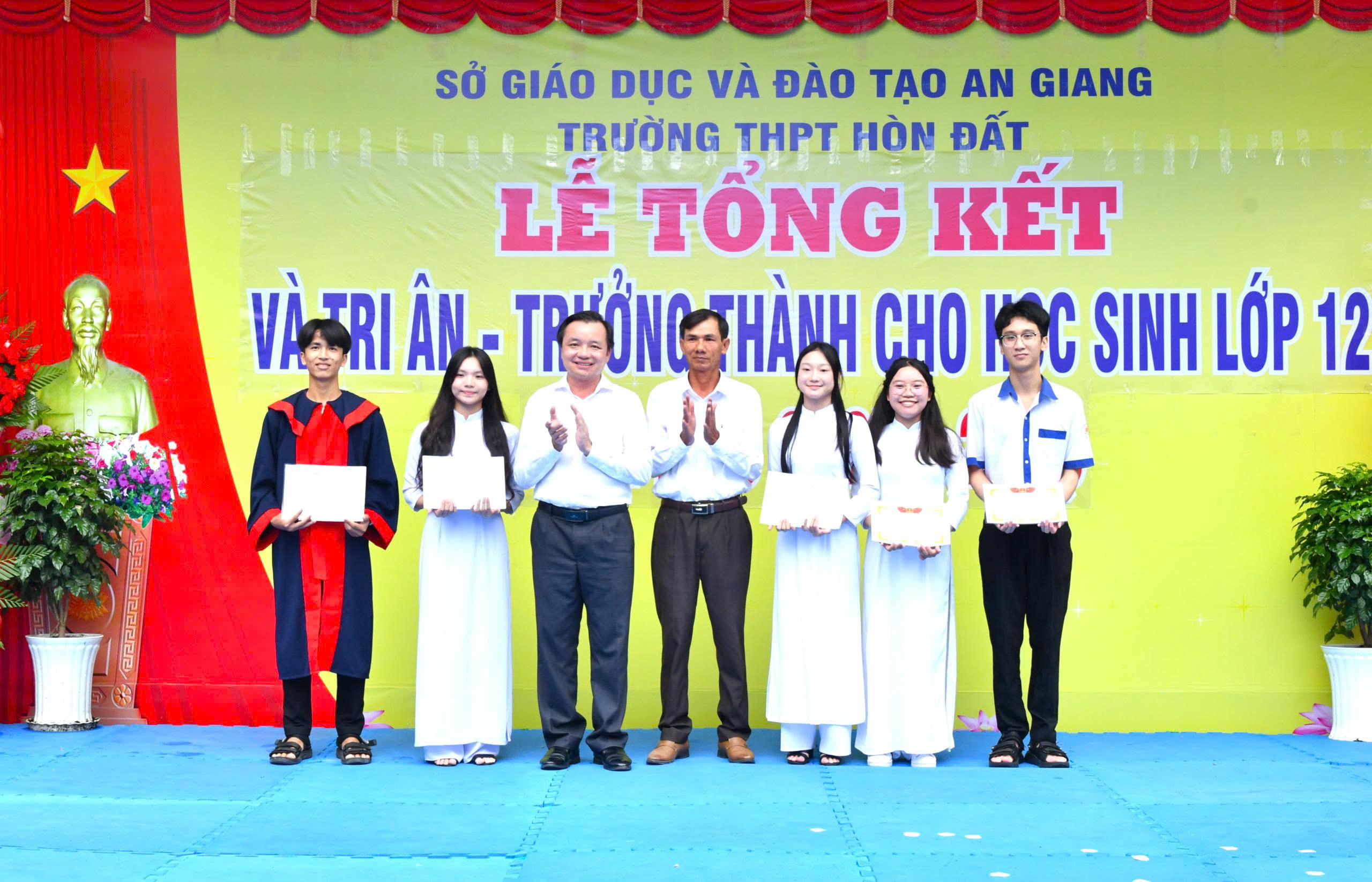Ảnh 3: Đồng chí Dương Minh Tâm – Bí Thư Đảng uỷ xã Hòn Đất biểu dương 5 học sinh xuất sắc, tiêu biểu năm học 2025-2026