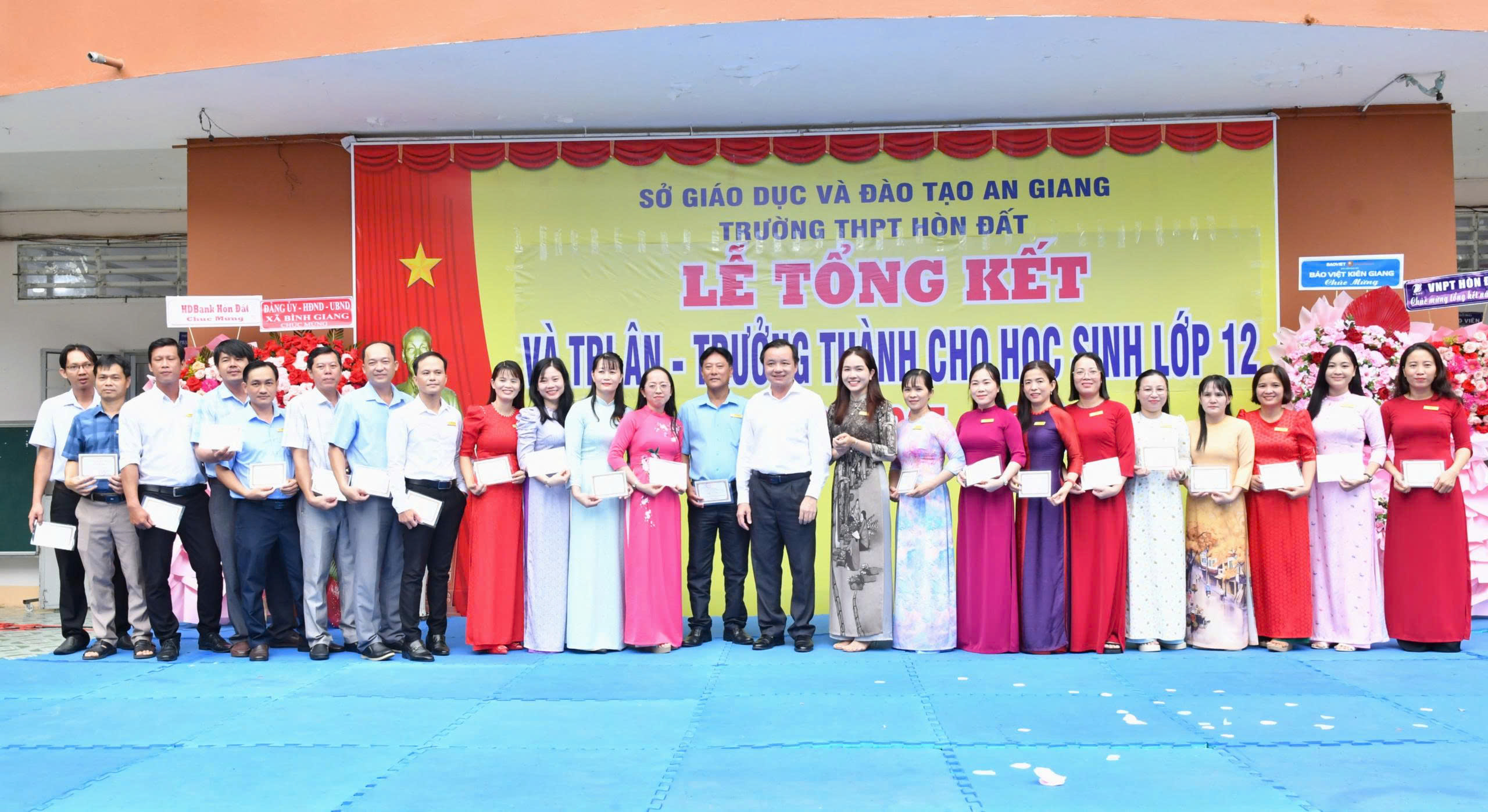 Ảnh 2: Đồng chí Dương Minh Tâm – Bí Thư Đảng uỷ xã Hòn Đất trao giấy chứng nhận cho 23 giáo viên đạt danh hiệu Giáo viên dạy giỏi cấp trường năm học 2025-2026