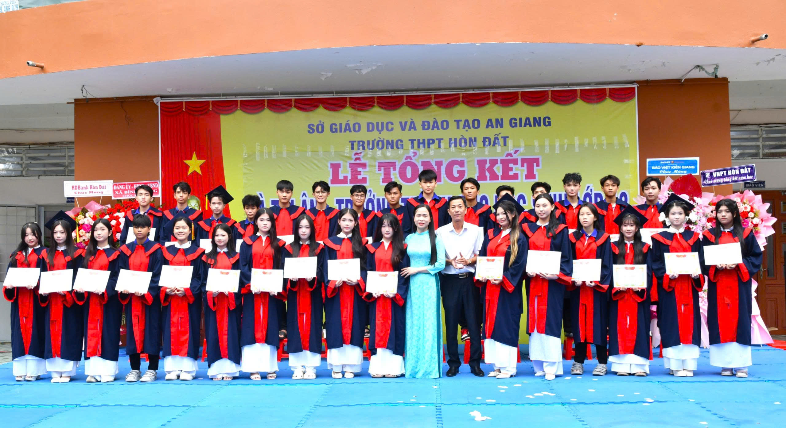 Ảnh 4: Đồng chí Đào Thị Thu Huyền – Phó Chủ tịch UBND xã Hòn Đất trao giấy biểu dương cho các em học sinh vì có thành tích xuất sắc trong năm học 2025-2026.