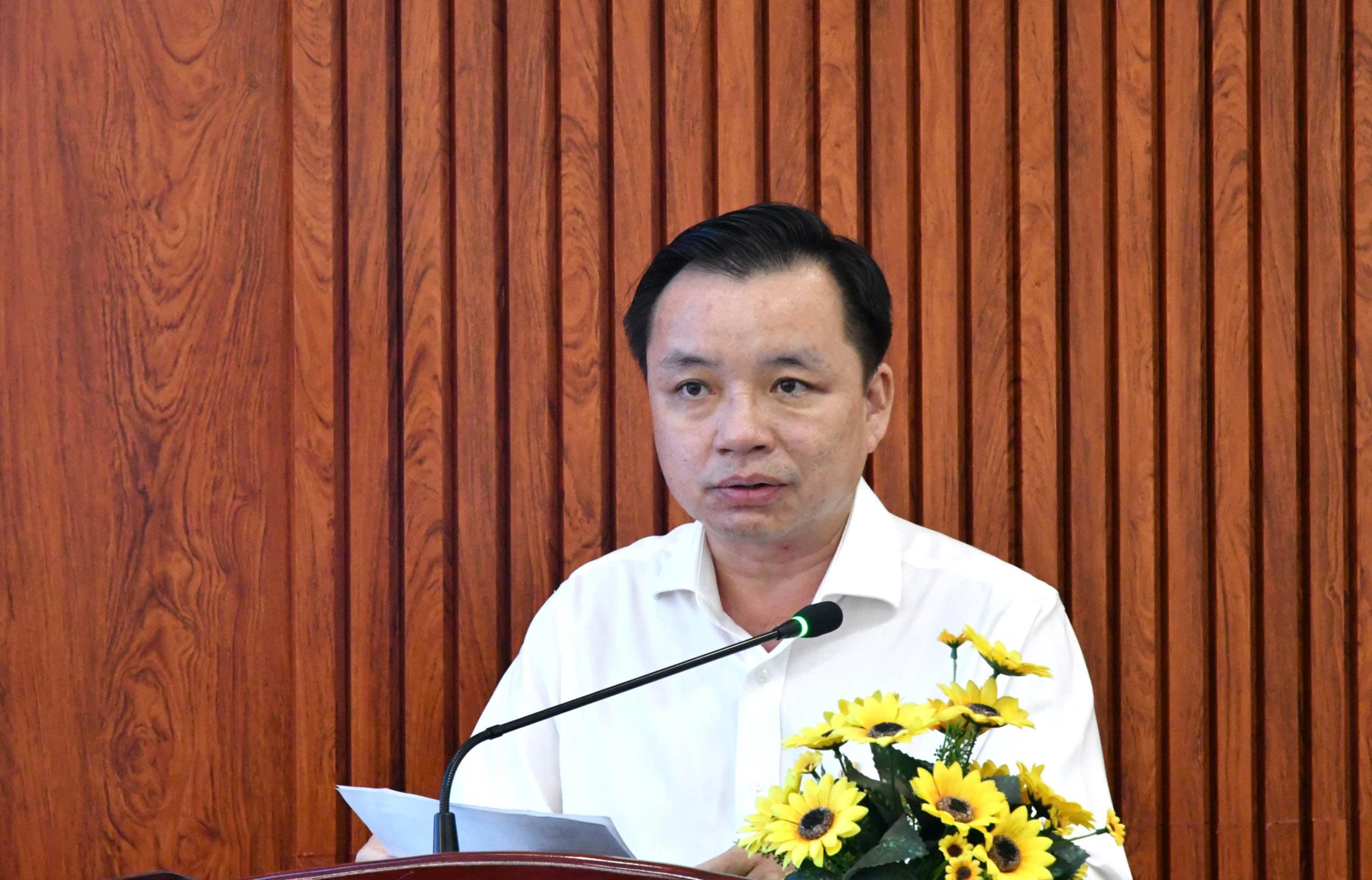 Ảnh 2: Bí thư Đảng uỷ xã Hòn Đất Dương Minh Tâm phát biểu chỉ đạo tại Lễ mít tinh hưởng ứng tháng hành động phòng chống ma tuý năm 2026