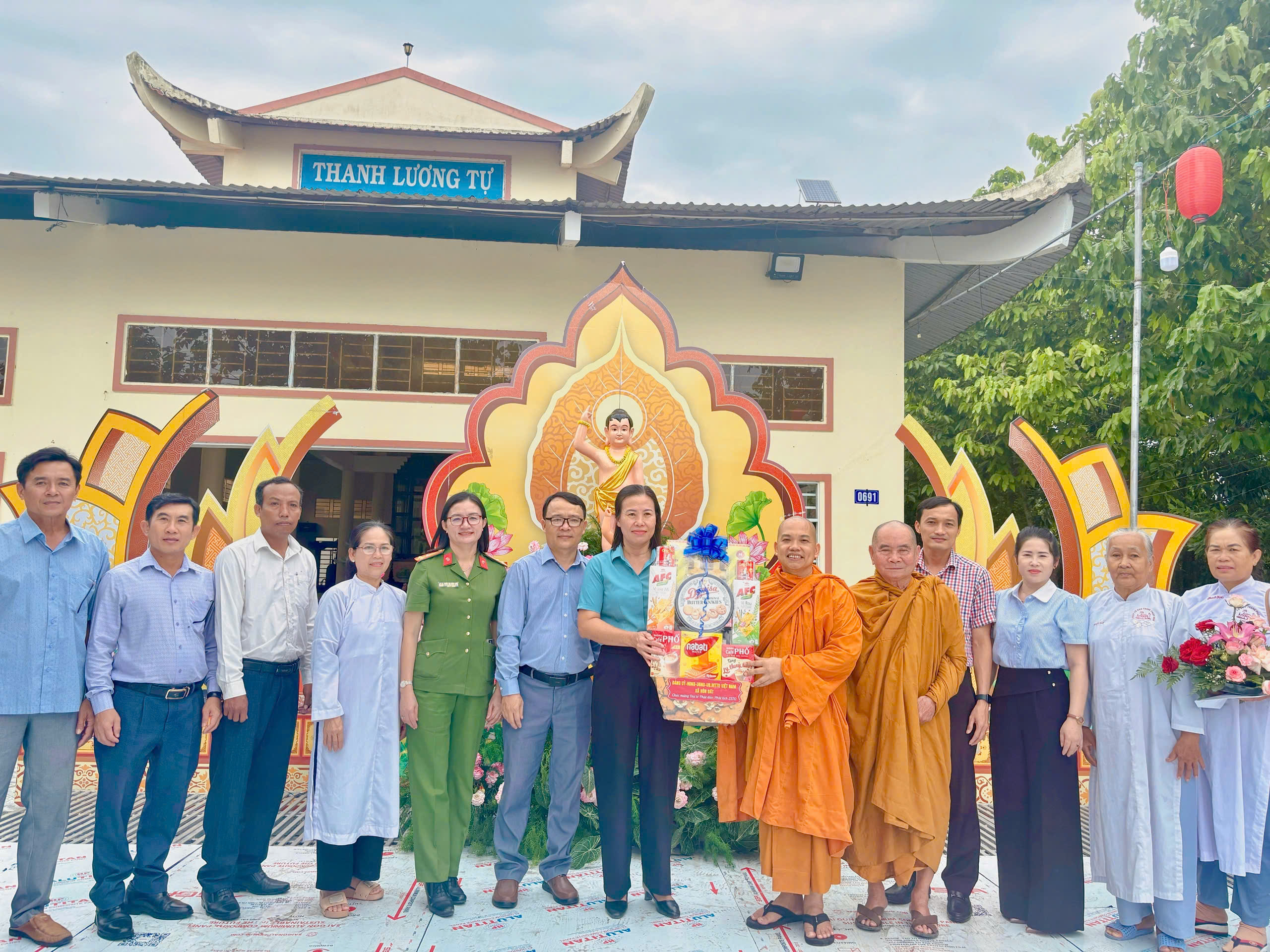 ảnh 2: Đoàn tặng quà tại Chùa Thanh Lương Tự