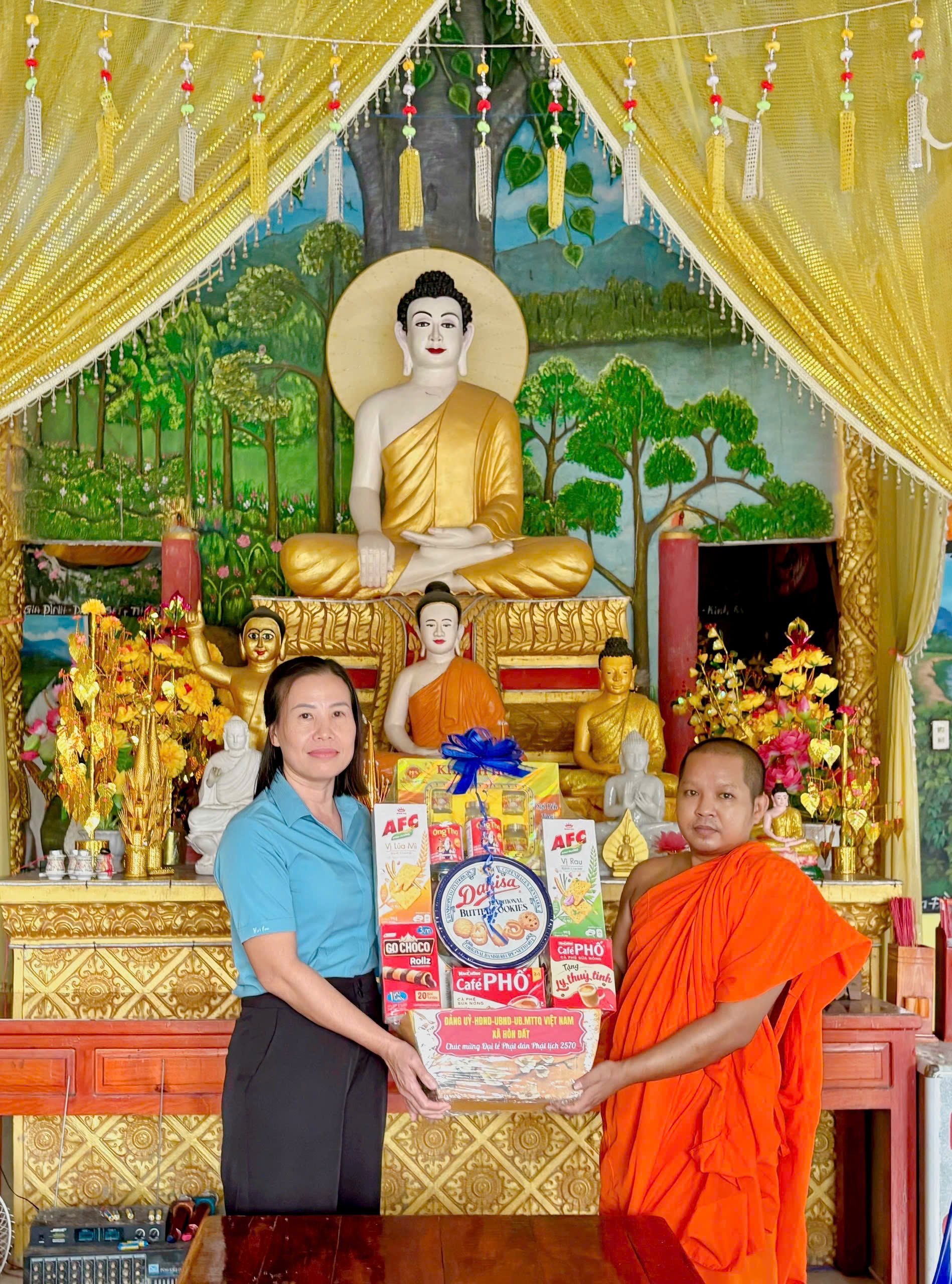 ảnh 1: đồng chí Phạm Thu Thủy - Phó Bí thư Đảng ủy, Chủ tịch UBND xã tằng quà tại Chùa Nam Thái Sơn