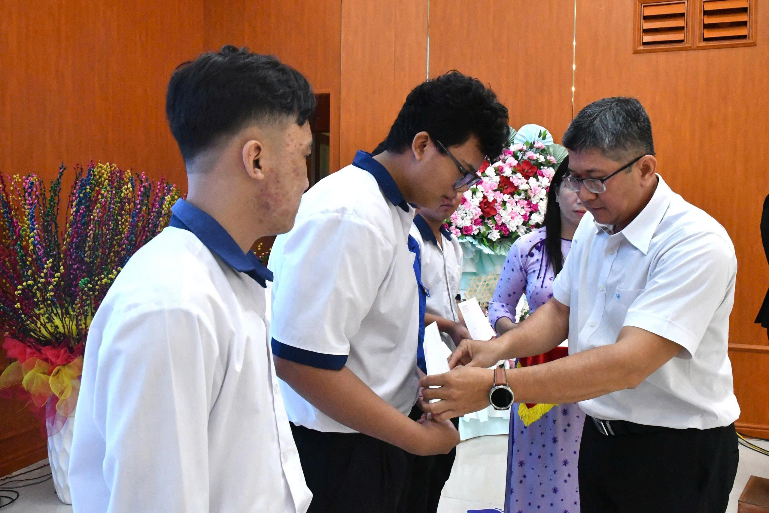 Ảnh 2: Đồng chí Võ Trung Dũng - Giám đốc Công ty Xổ số Kiến thiết Kiên Giang trao tặng học bỗng cho học sinh nghèo