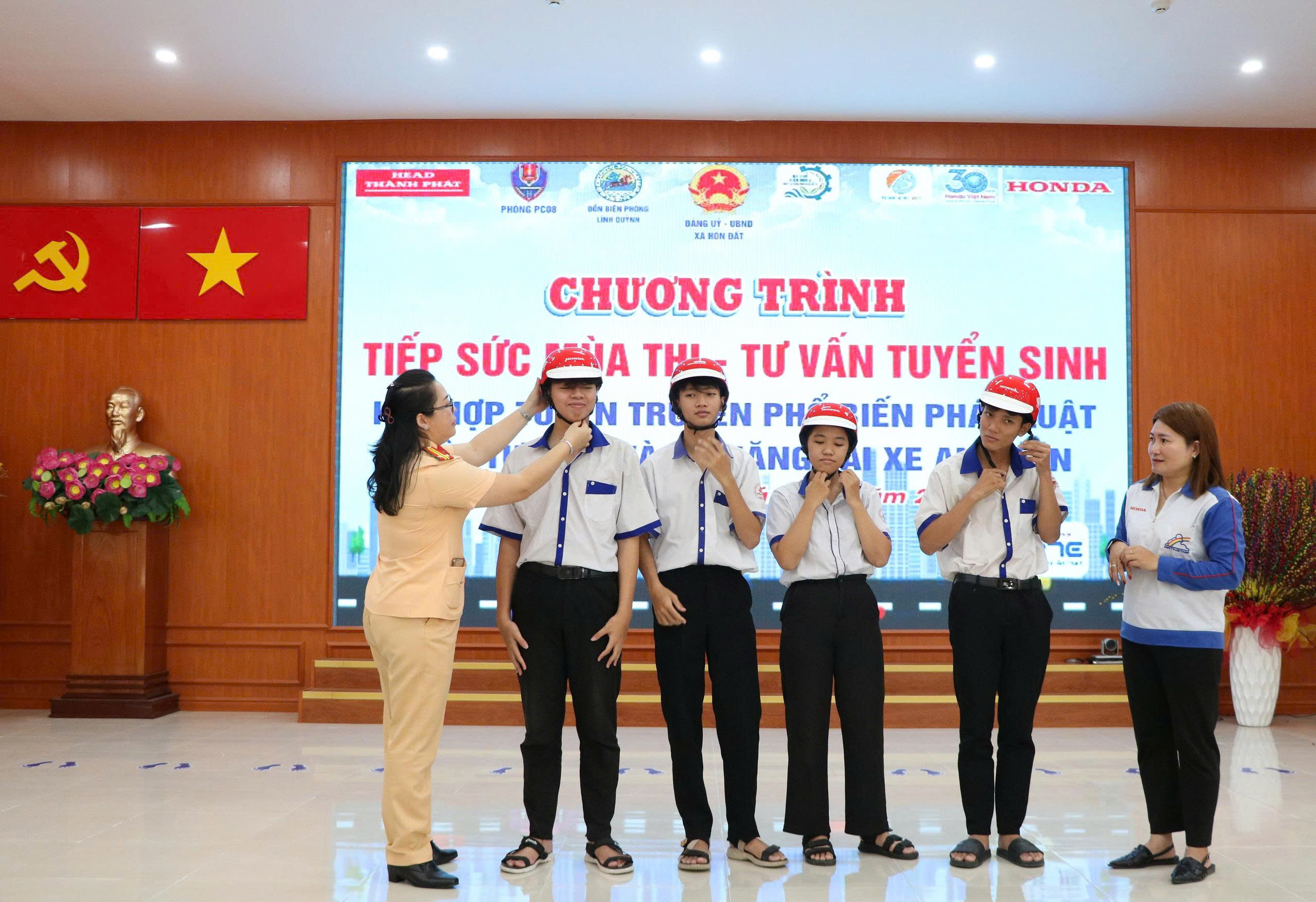 Ảnh 3: Trung tá Phạm Thị Thanh Hương - Phòng Cảnh sát giao thông (PC08), Công an tỉnh An Giang tuyên truyền trật tự an toàn giao thông
