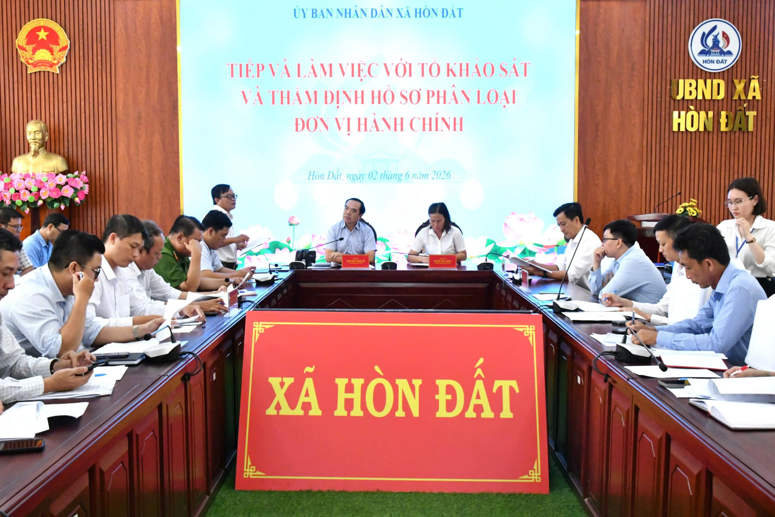 Ảnh 1: Quang cảnh buổi làm việc