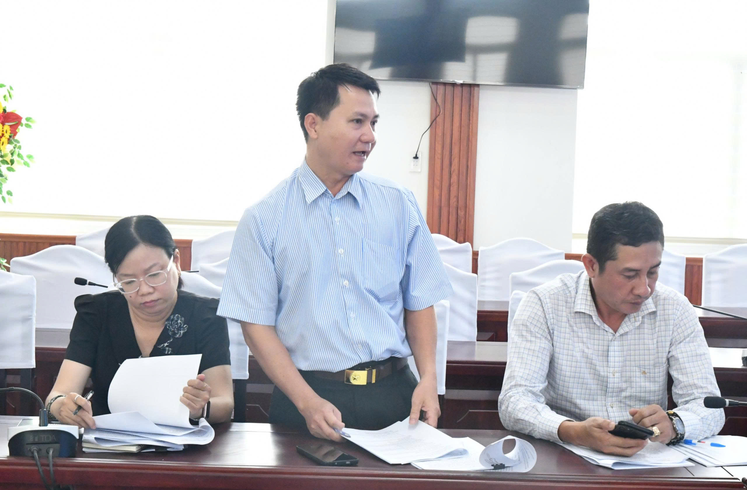 Ảnh 2: Các thành viên của Tổ công tác góp ý hoàn thiện hồ sơ