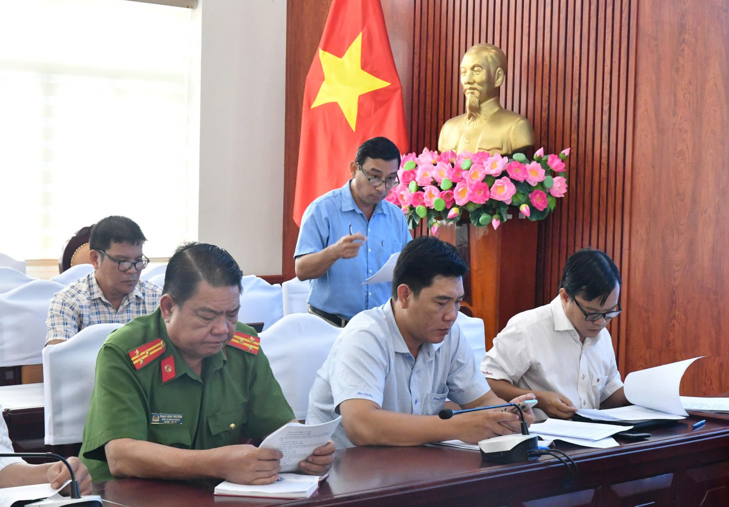 Ảnh 2: Các thành viên của Tổ công tác góp ý hoàn thiện hồ sơ