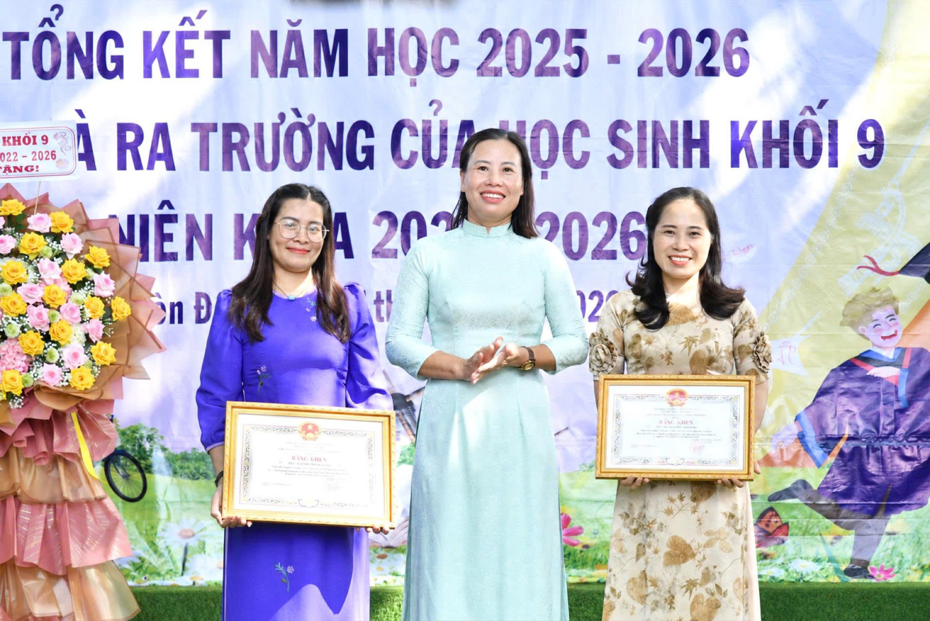 Ảnh 1: đồng chí Phạm Thu Thủy - Phó Bí thư Đảng uỷ, Chủ tịch UBND xã Hòn Đất trao bảng tượng trưng tặng 5 triệu đồng cho học sinh Trường THCS Thị trấn.