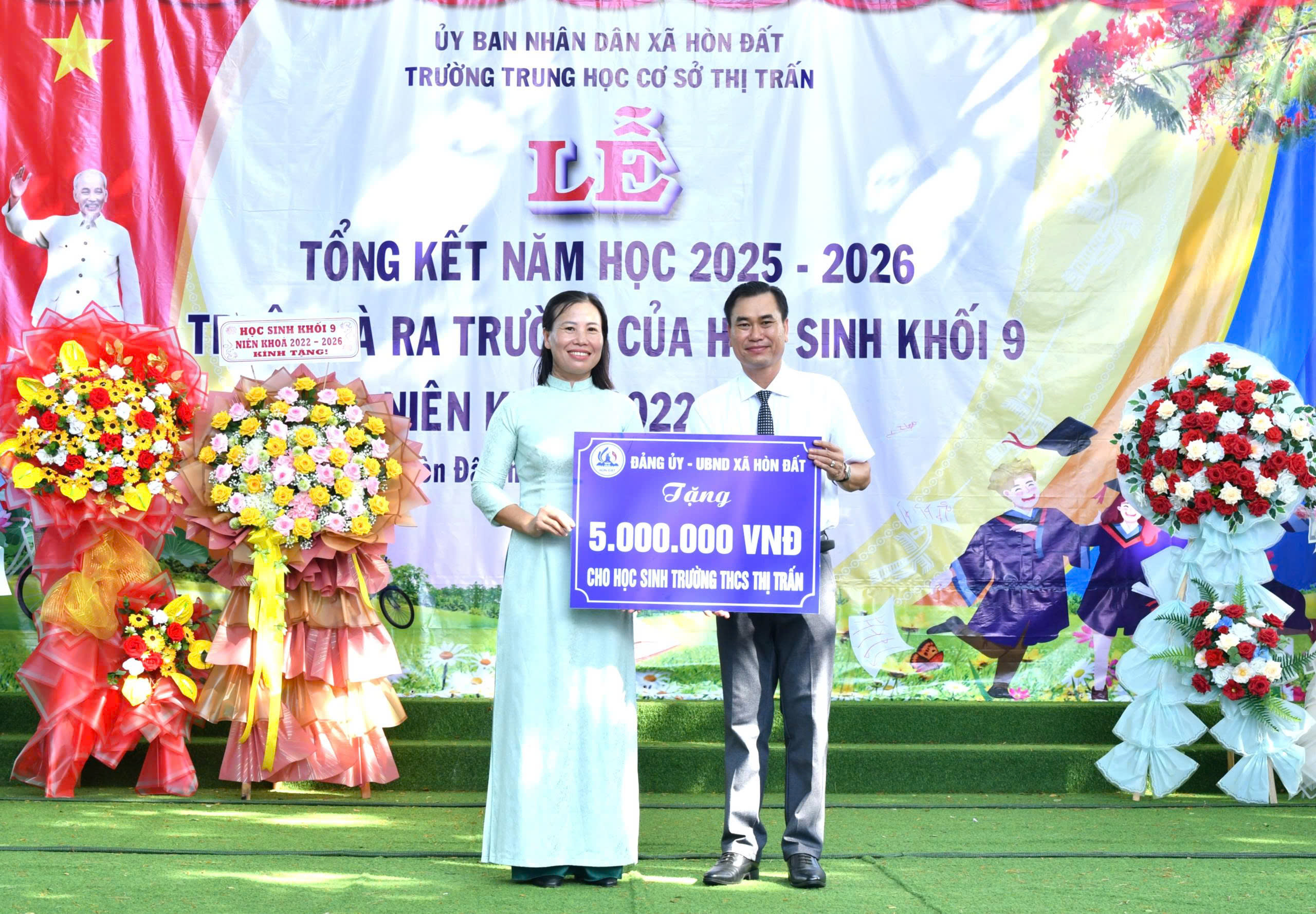 Ảnh 2: đồng chí Phạm Thu Thủy - Phó Bí thư Đảng uỷ, Chủ tịch UBND xã Hòn Đất trao bằng khen của UBND tỉnh cho 2 cá nhân có thành tích xuất sắc tiêu biểu, có nhiều đóng góp cho sự nghiệp giáo dục của địa phương