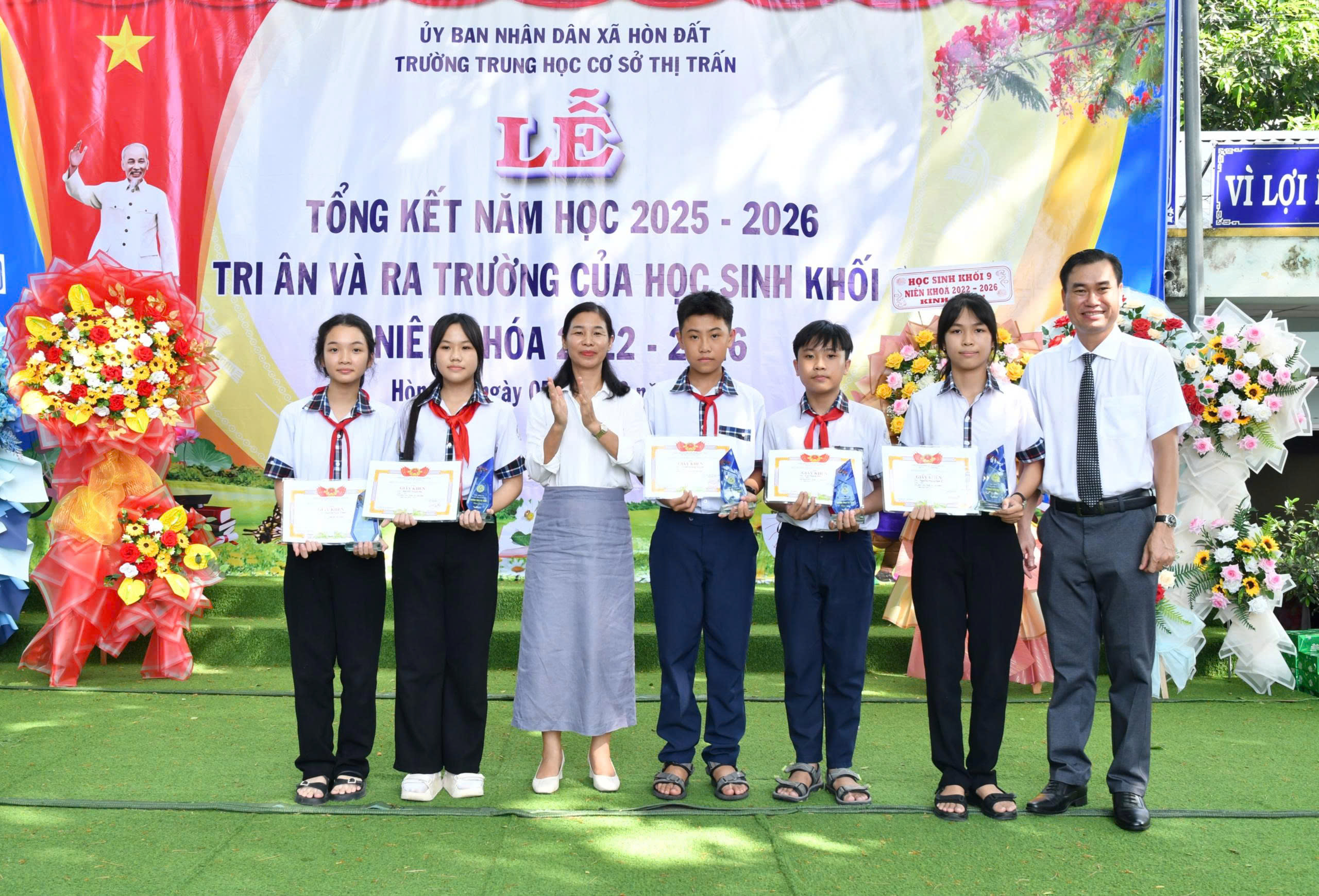Ảnh 3: Thầy Bùi Quang Huy – Bí thư chi bộ, Hiệu trưởng trường THCS Thị trấn khen thưởng cho 05 em học sinh xuất sắc tiêu biểu của trường