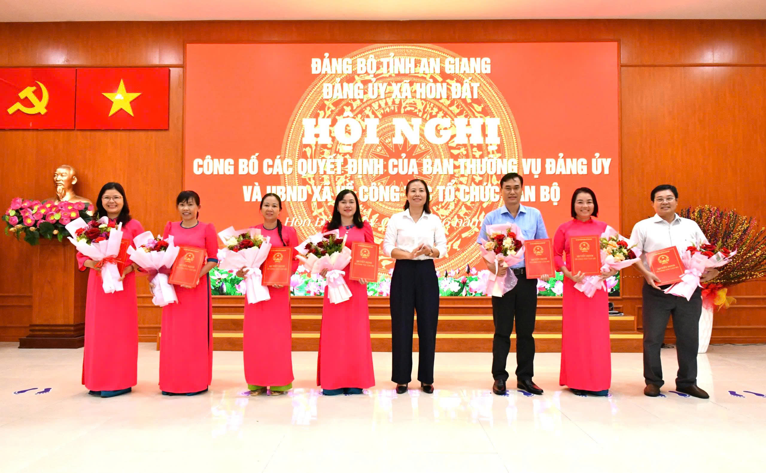 Ảnh 2: Đồng chí Phạm Thu Thuỷ - Phó Bí thư Đảng uỷ, Chủ tịch UBND xã trao quyết định và tặng hoa cho các đơn vị trường