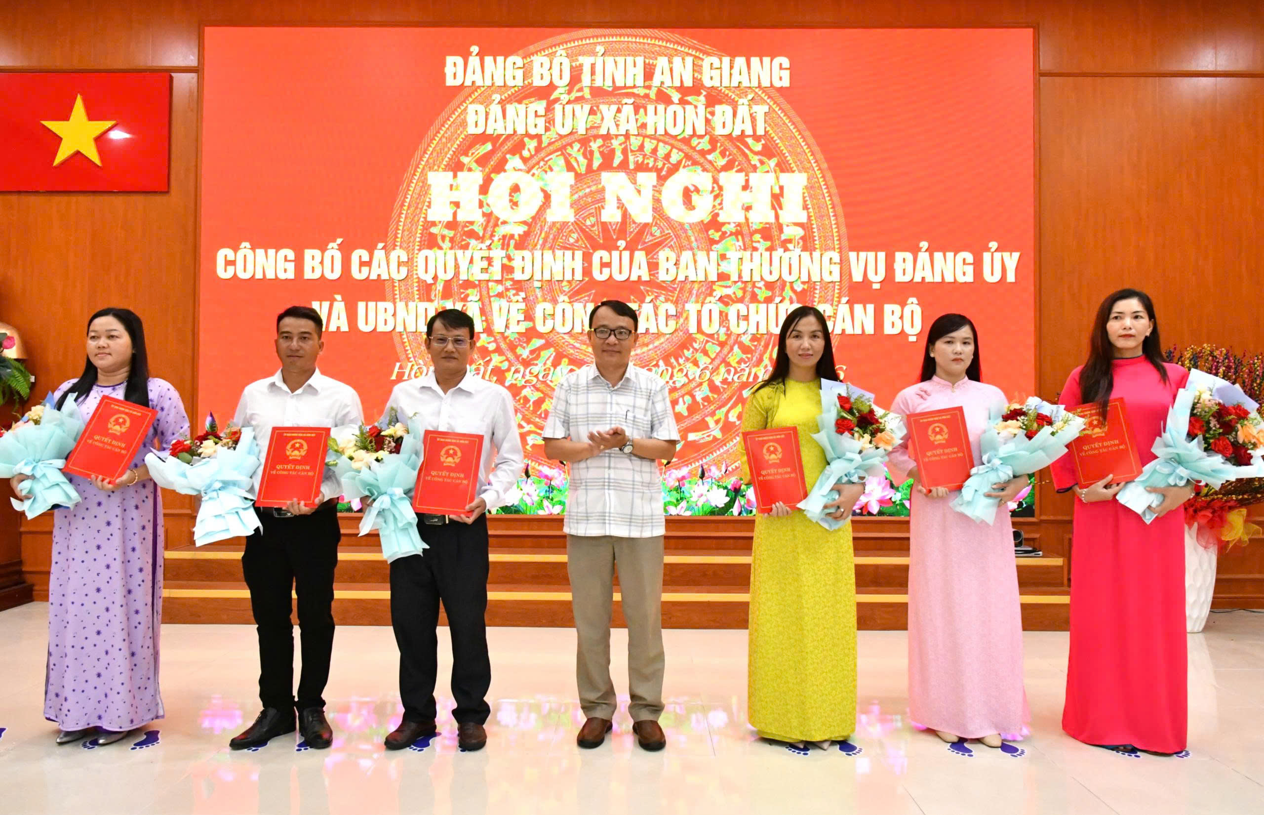Ảnh 3: Đồng chí Vũ Quốc Lập – Phó Chủ tịch HĐND xã trao quyết định và tặng hoa cho 6 công chức được điều động