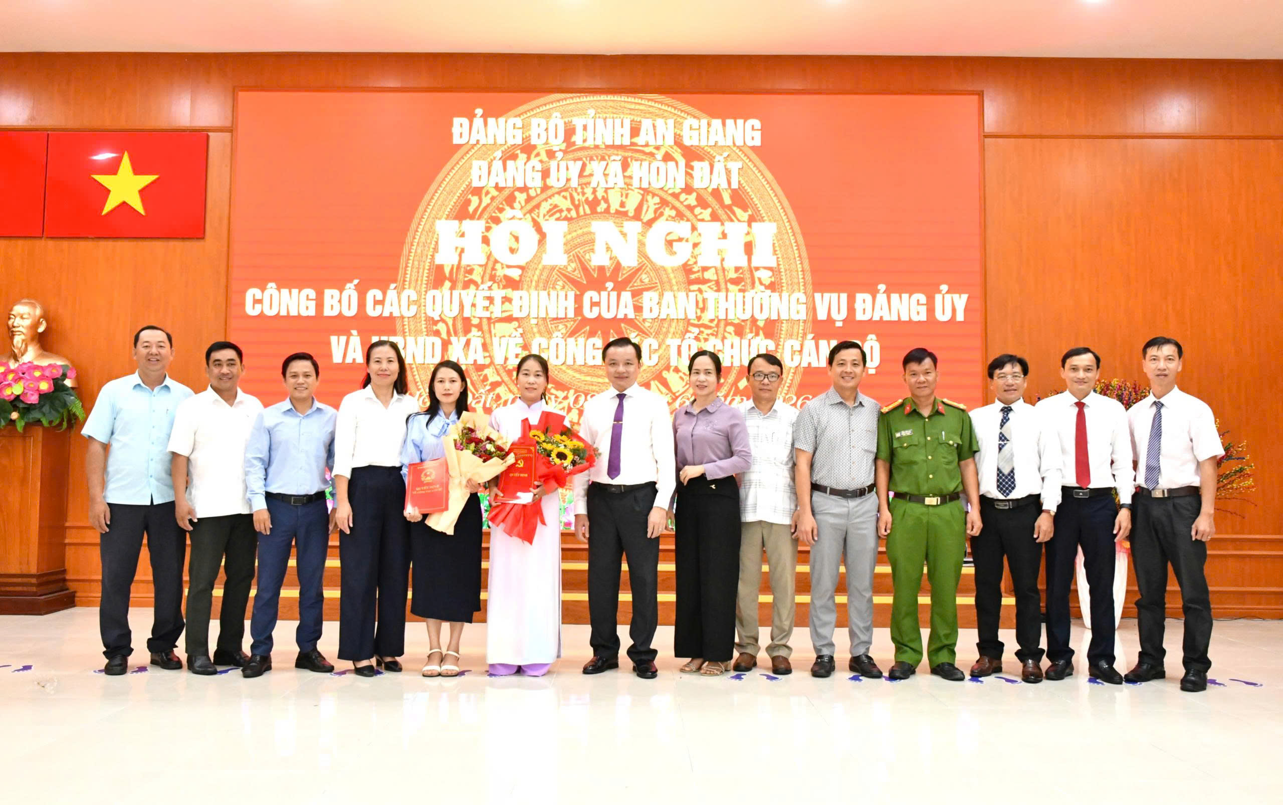 Ảnh 4: Lãnh đạo xã Hòn Đất chụp ảnh lưu niệm các đồng chí được điều động, bổ nhiệm 
