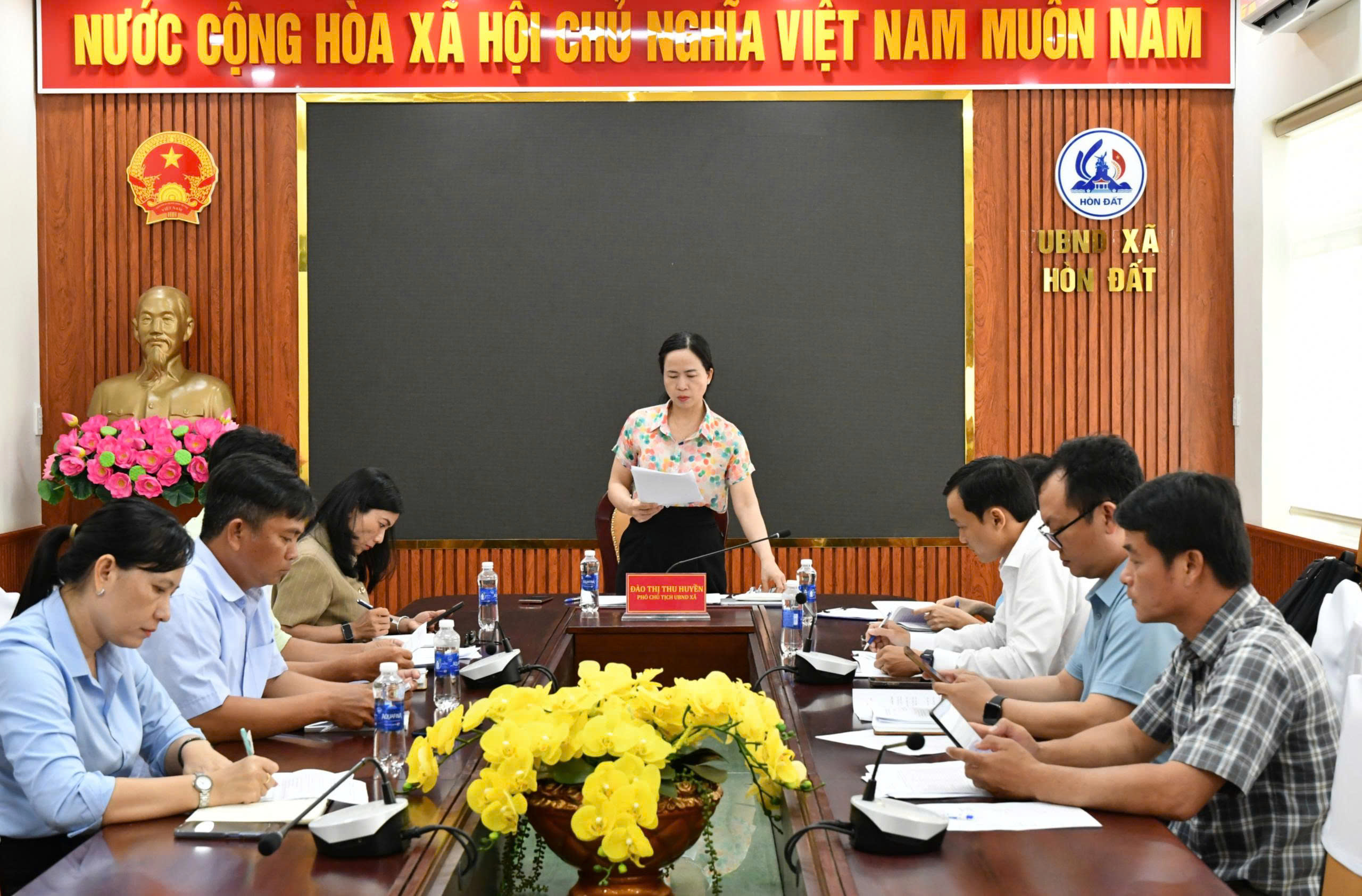 Ảnh 1: Quang cảnh buổi làm việc