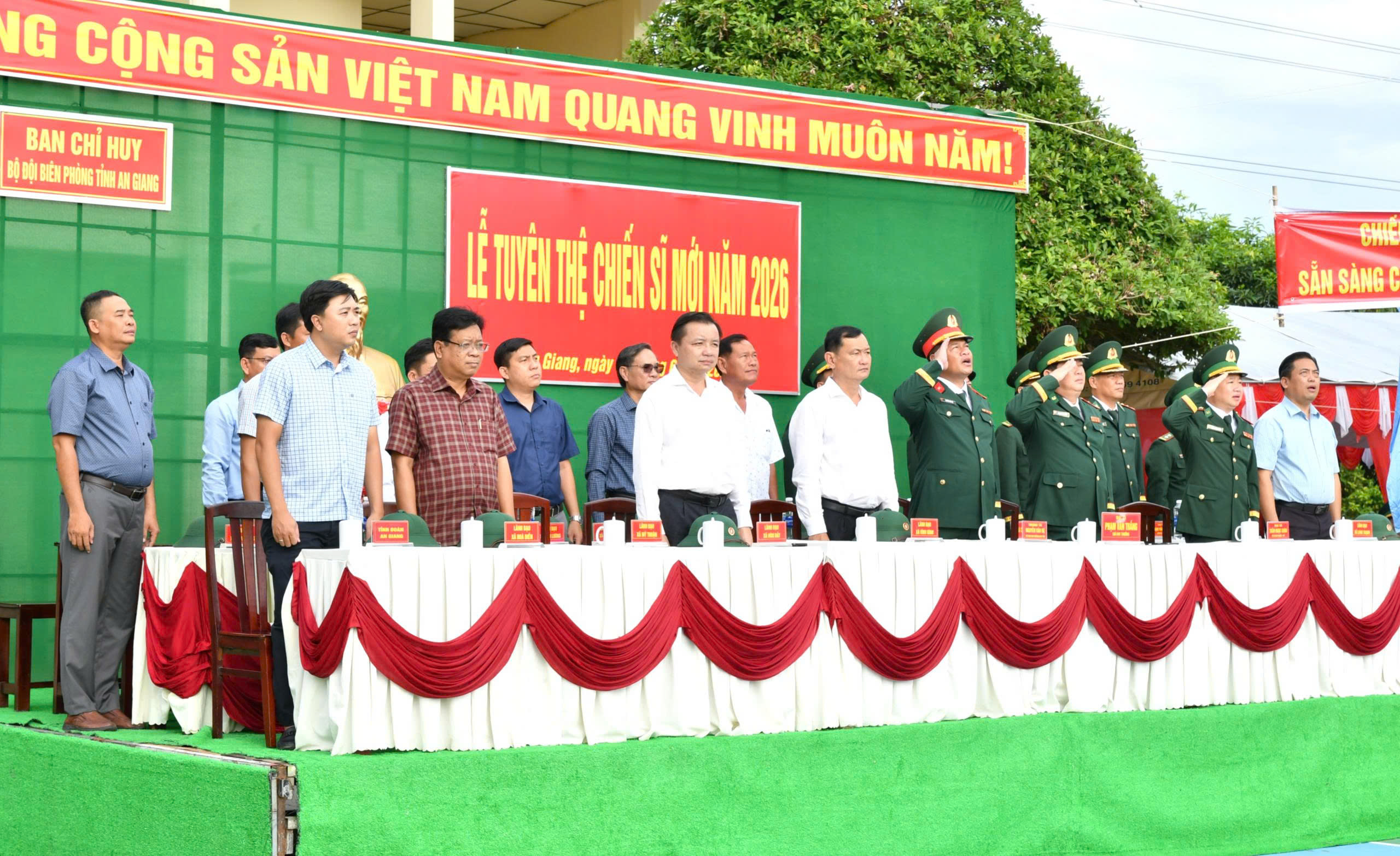 Ảnh 1: Đồng chí Dương Minh Tâm – Bí thư Đảng uỷ xã Hòn Đất dự lễ tuyên thệ chiến sĩ mới năm 2026 tại Tiểu đoàn Huấn luyện - Cơ động 1.