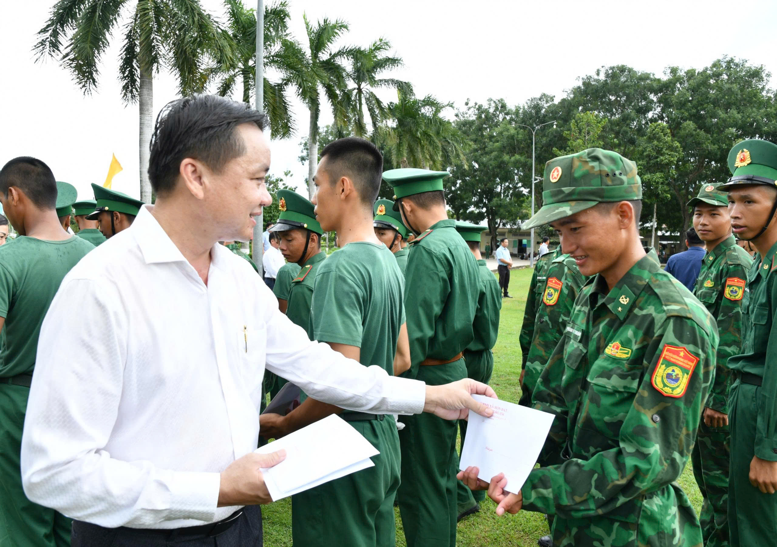 Ảnh 2: Đồng chí Dương Minh Tâm – Bí thư Đảng uỷ xã Hòn Đất động viên và tặng quà cho các chiến sĩ mới